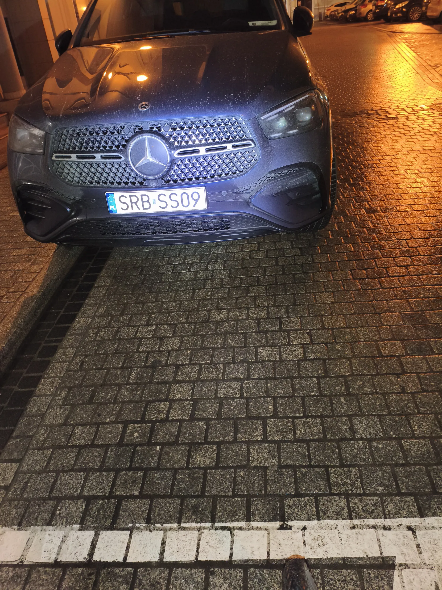 Jazda pod prąd przy rynku w Gliwicach, oraz zaparkowanie na drodze gdzie też musiał wjechać pod prąd ?