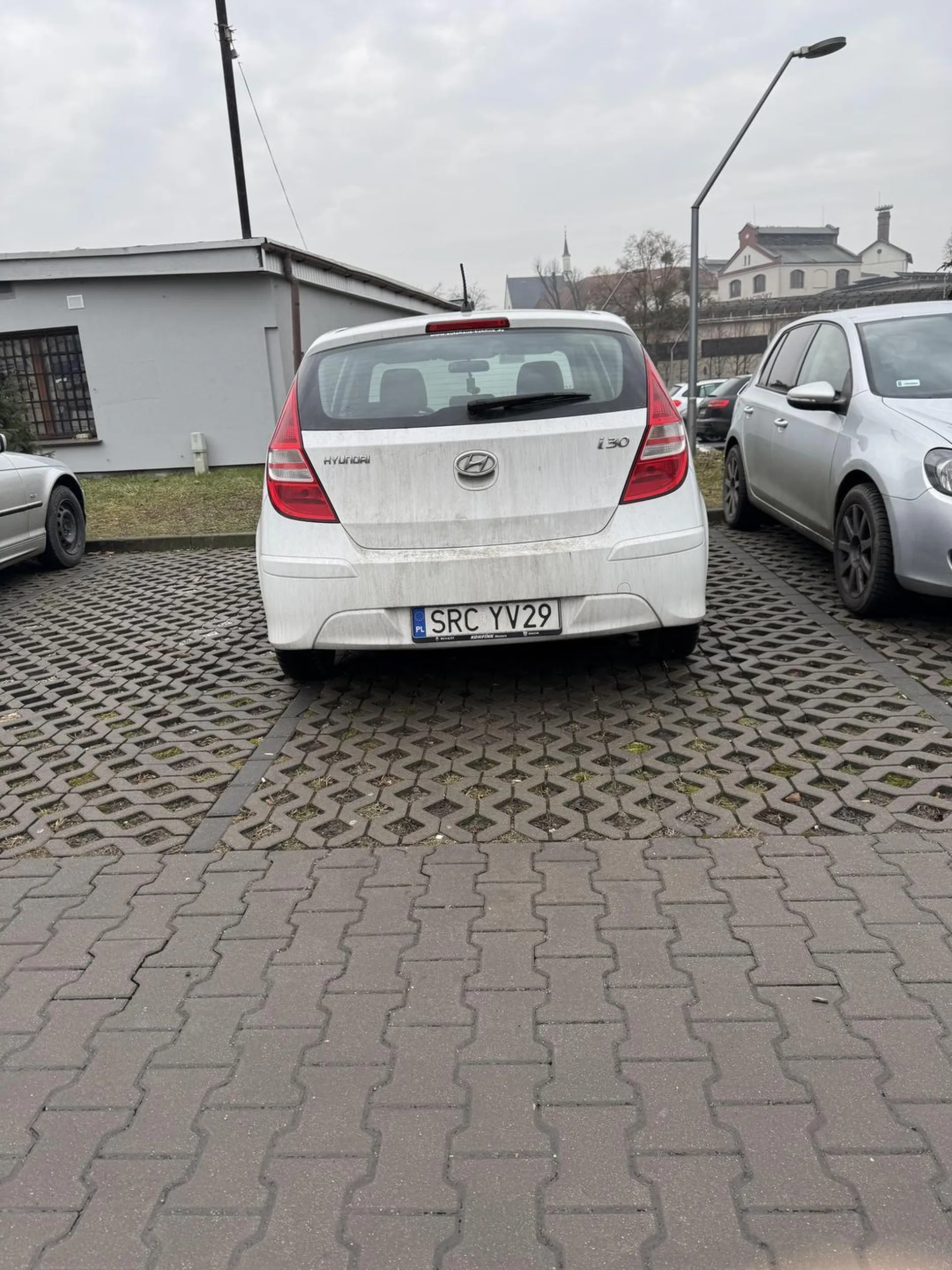 Widać że kobieta w dodatku blondynka