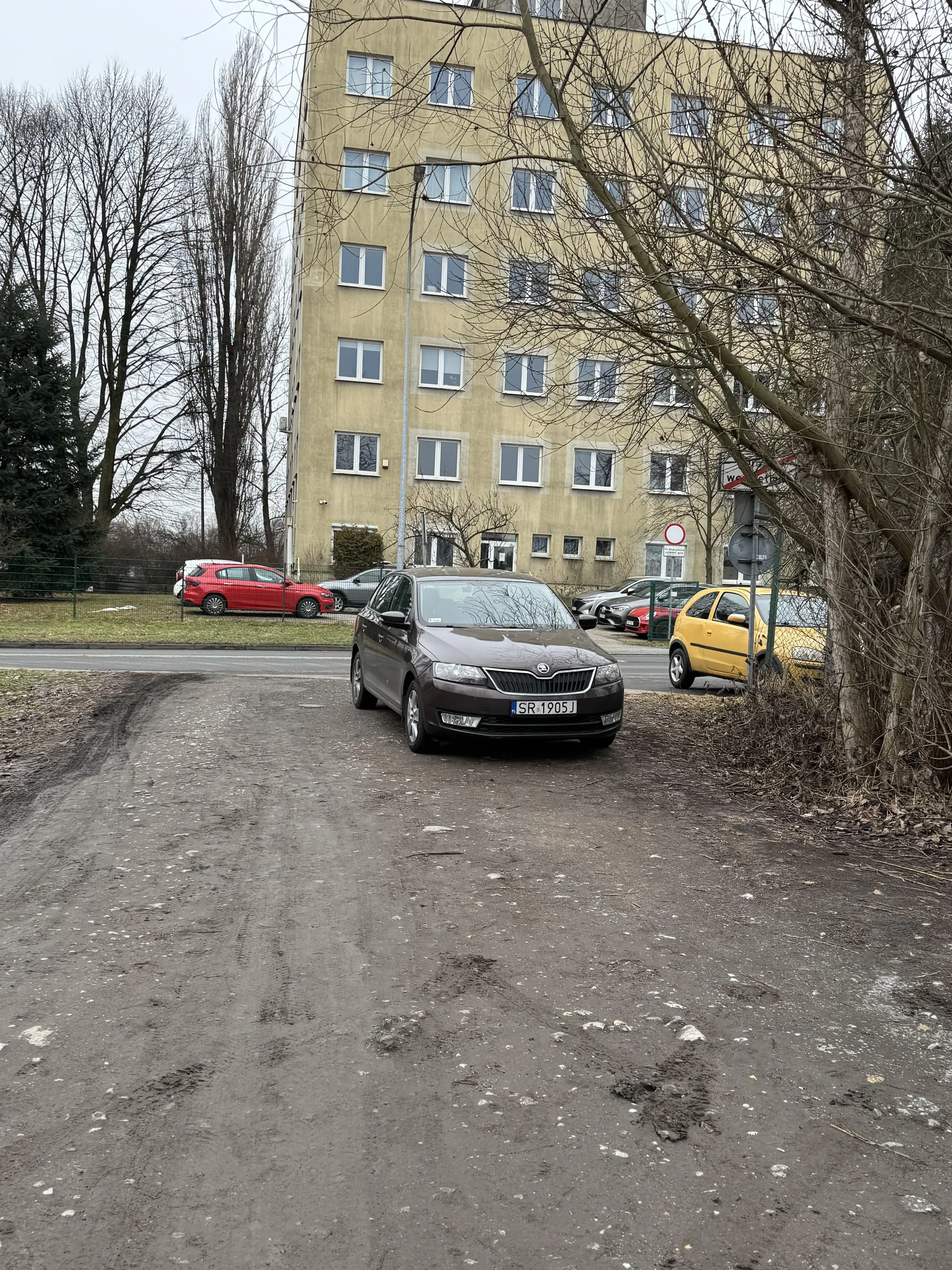 Nie łaska docisnąć trochę do prawej? W ogóle nie łaska wjechać dalej i zaparkować mimo mało zapełnionego parkingu?