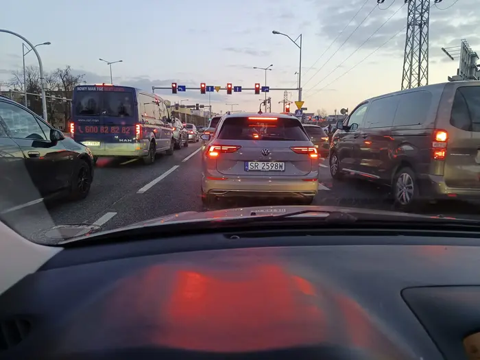 Agresywny kierowca, wpycha się w pozostawiony bezpieczny odstęp. Uprawia slalom między pojazdami. Przekracza znacząco prędkość w obszarze zabudowanym.