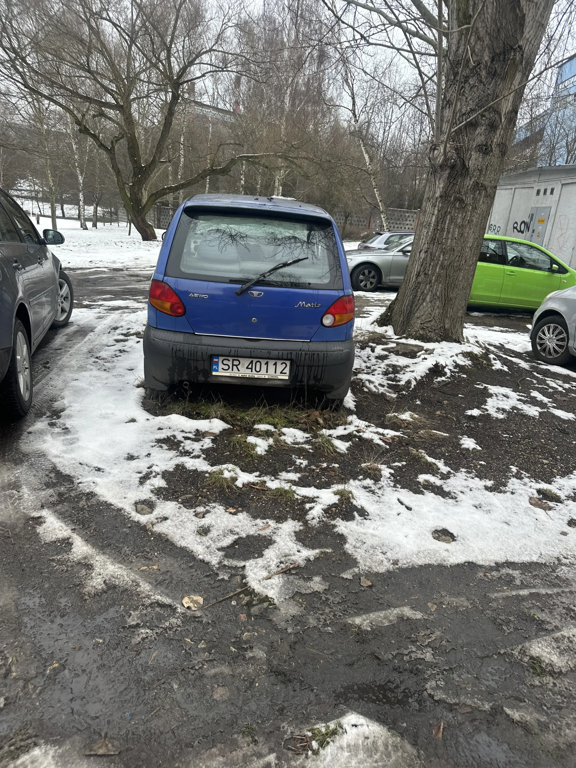 Czyj to samochód? Stoi i niszczeje przy czym blokuje miejsca parkingowe.