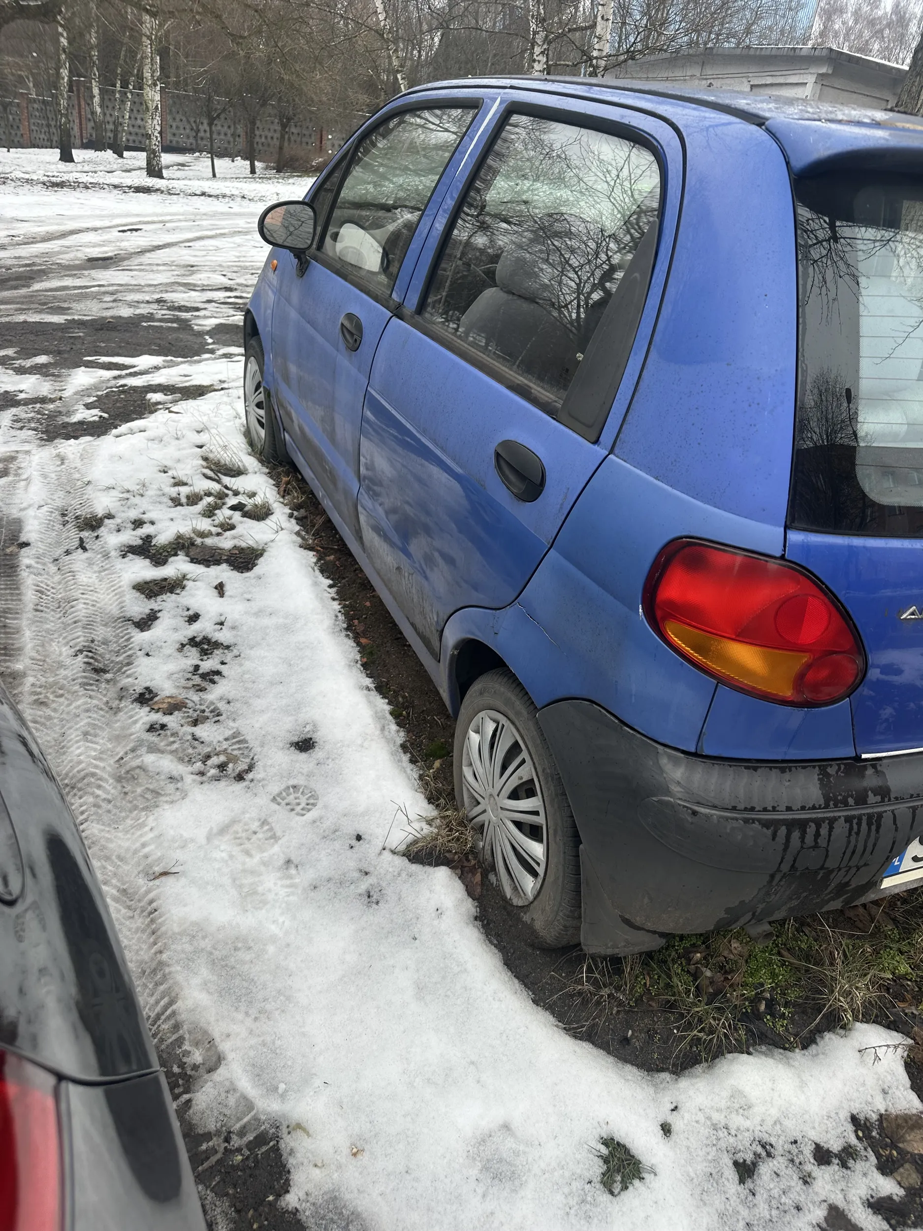 Czyj to samochód? Stoi i niszczeje przy czym blokuje miejsca parkingowe.