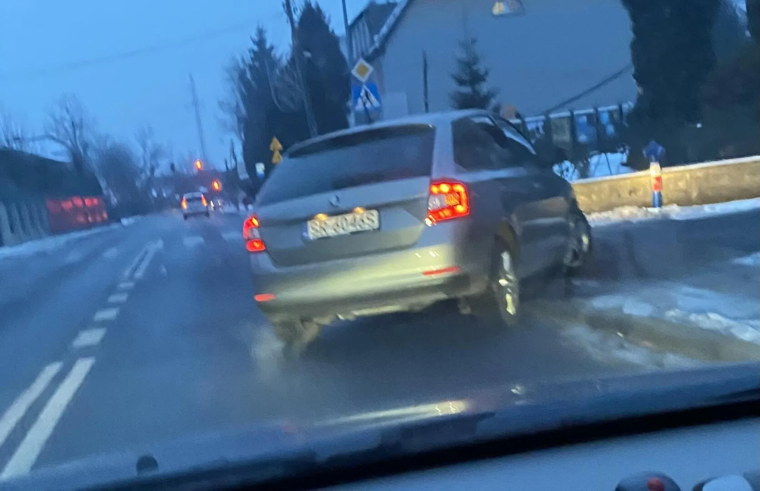 Najpierw zajeżdża drogę bo mu się spieszy z rana a potem nagle skręca na parking kościelny msza ważniejsza od życia uważajcie na fanatyków