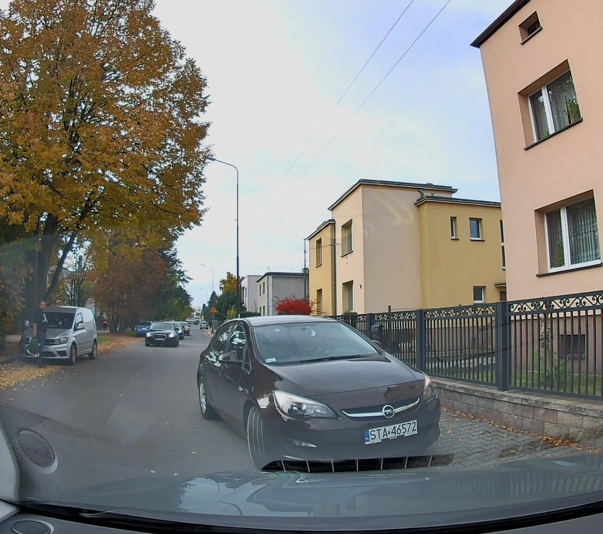 Dziadzia już dawno powinien odwiesić kluczyki zanim komuś zrobi krzywdę. Uskuteczniał jakąś dziwną ekwilibrystykę na drodze i niemal mnie staranował jeżdżąc w poprzek drogi, a potem po chodniku.