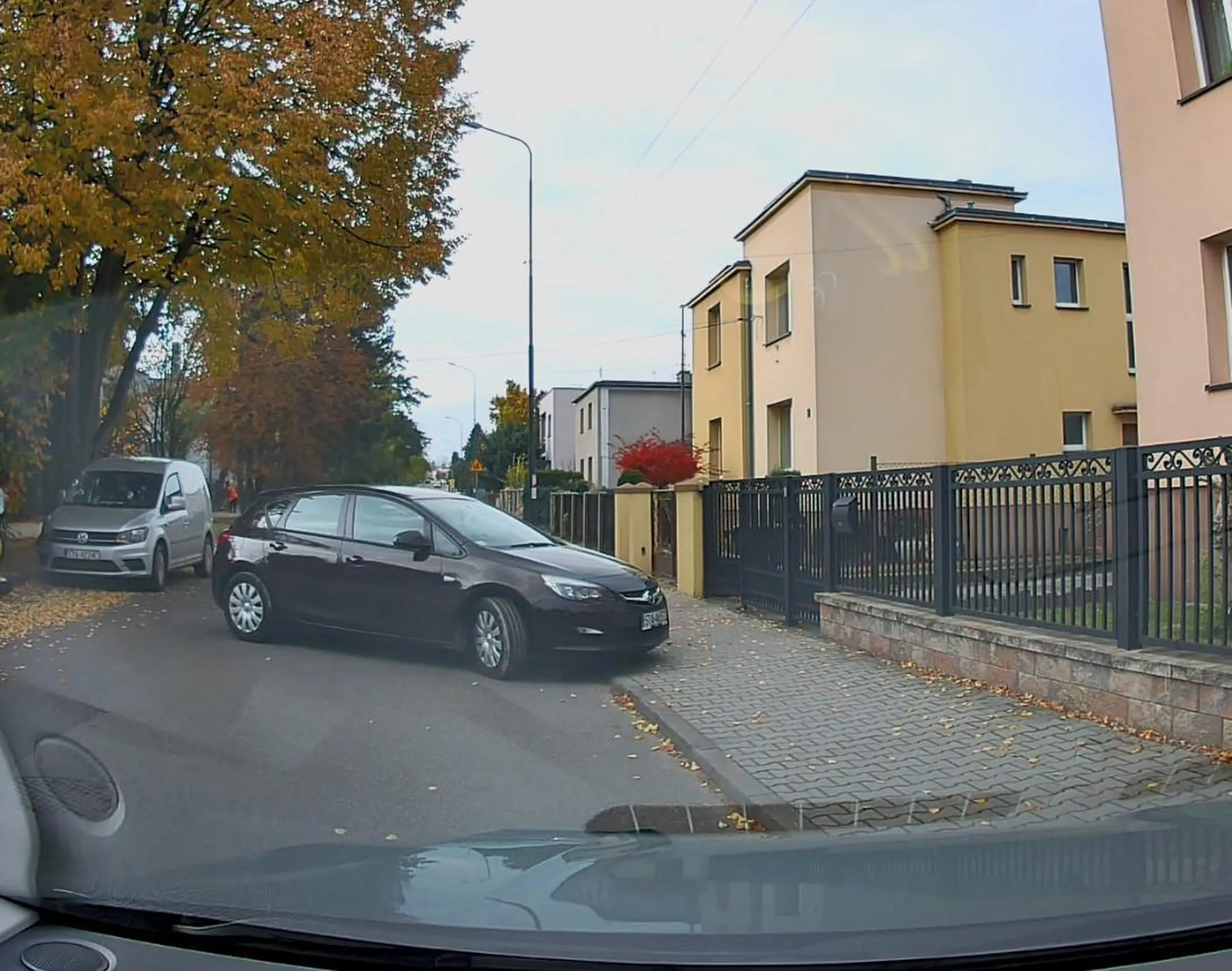 Dziadzia już dawno powinien odwiesić kluczyki zanim komuś zrobi krzywdę. Uskuteczniał jakąś dziwną ekwilibrystykę na drodze i niemal mnie staranował jeżdżąc w poprzek drogi, a potem po chodniku.