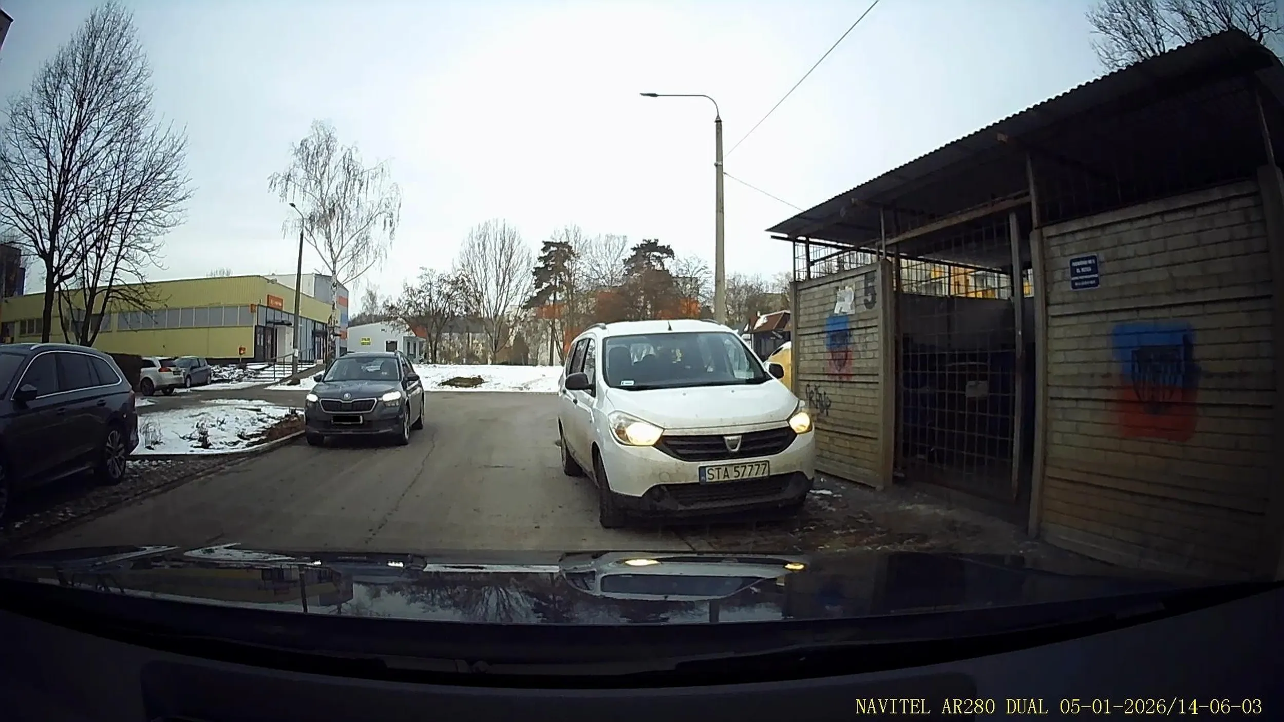 Nowa śmieciarka przyjechała po śmieci, a raczej nie bo śmieciarka nie wjeżdża na chodnik