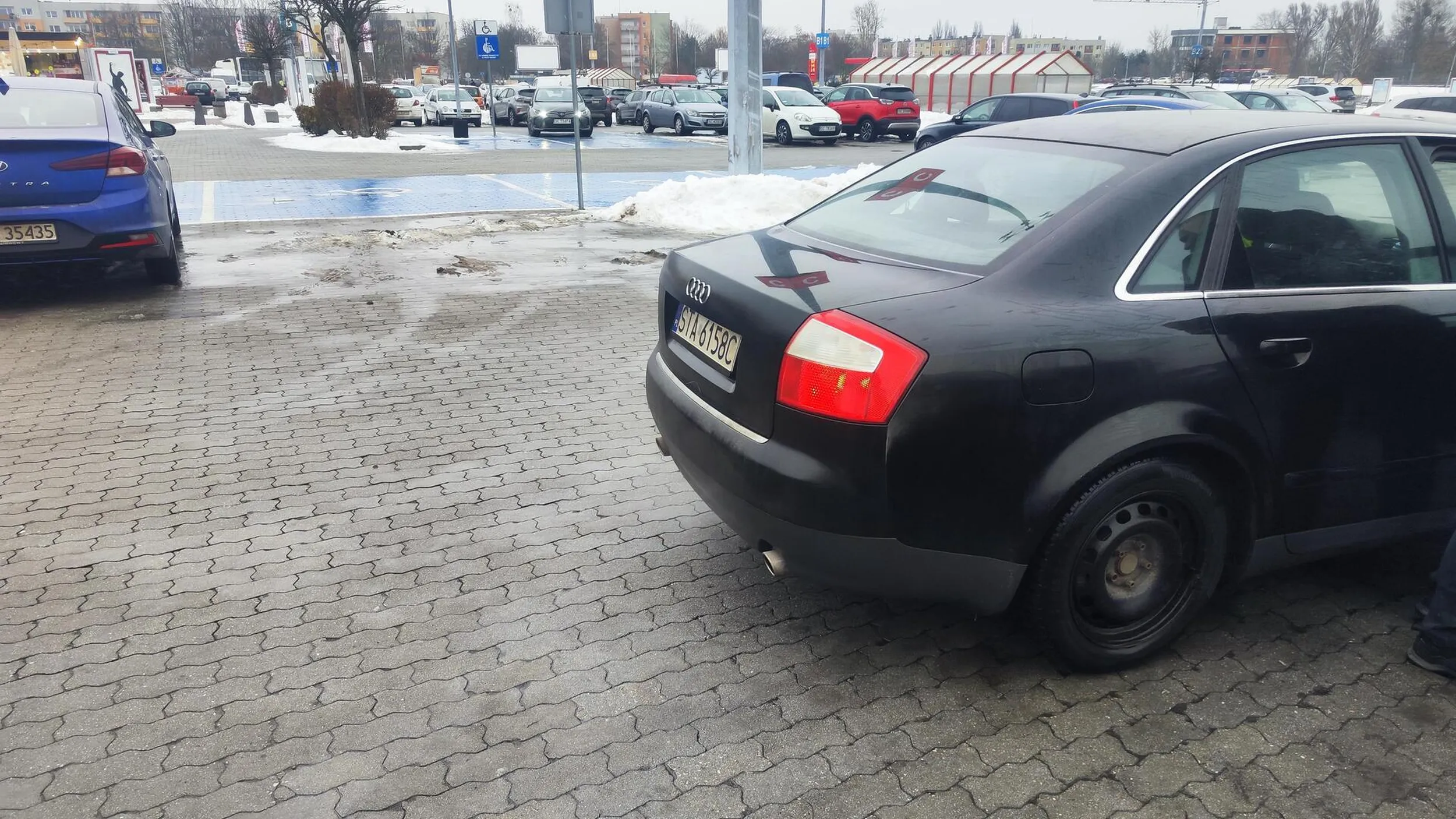 Banda 4 idiotów szukających zaczepki, ktorzy nie potrafią prowadzić oraz nie znają przepisów. Jedynym ich argumentem w ich jedynej jedynej łączonej komórce jest bójka