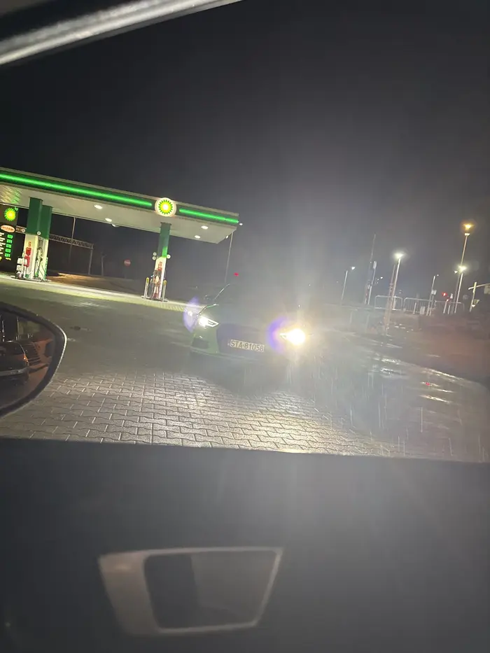 Kretyn w zielonym kaudi świeci długimi i oślepia innych kierowców