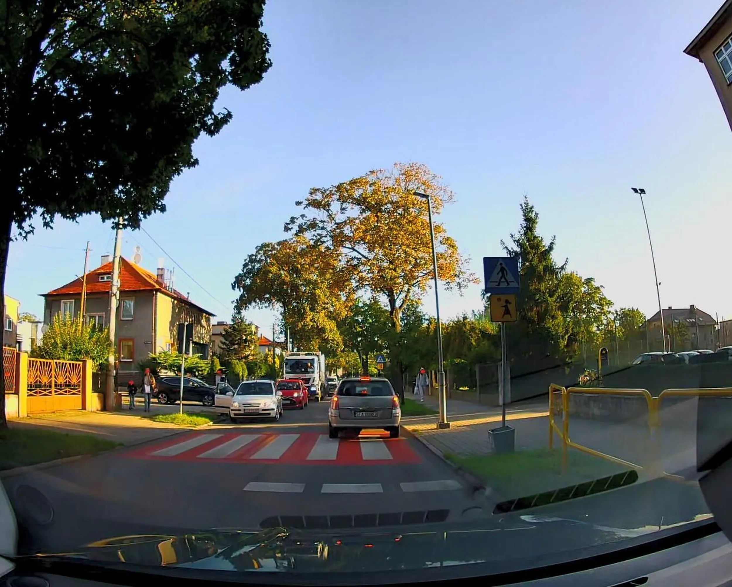 Blokuje całe skrzyżowanie żeby wypuścić pasażera centralnie przed przejściem dla pieszych.