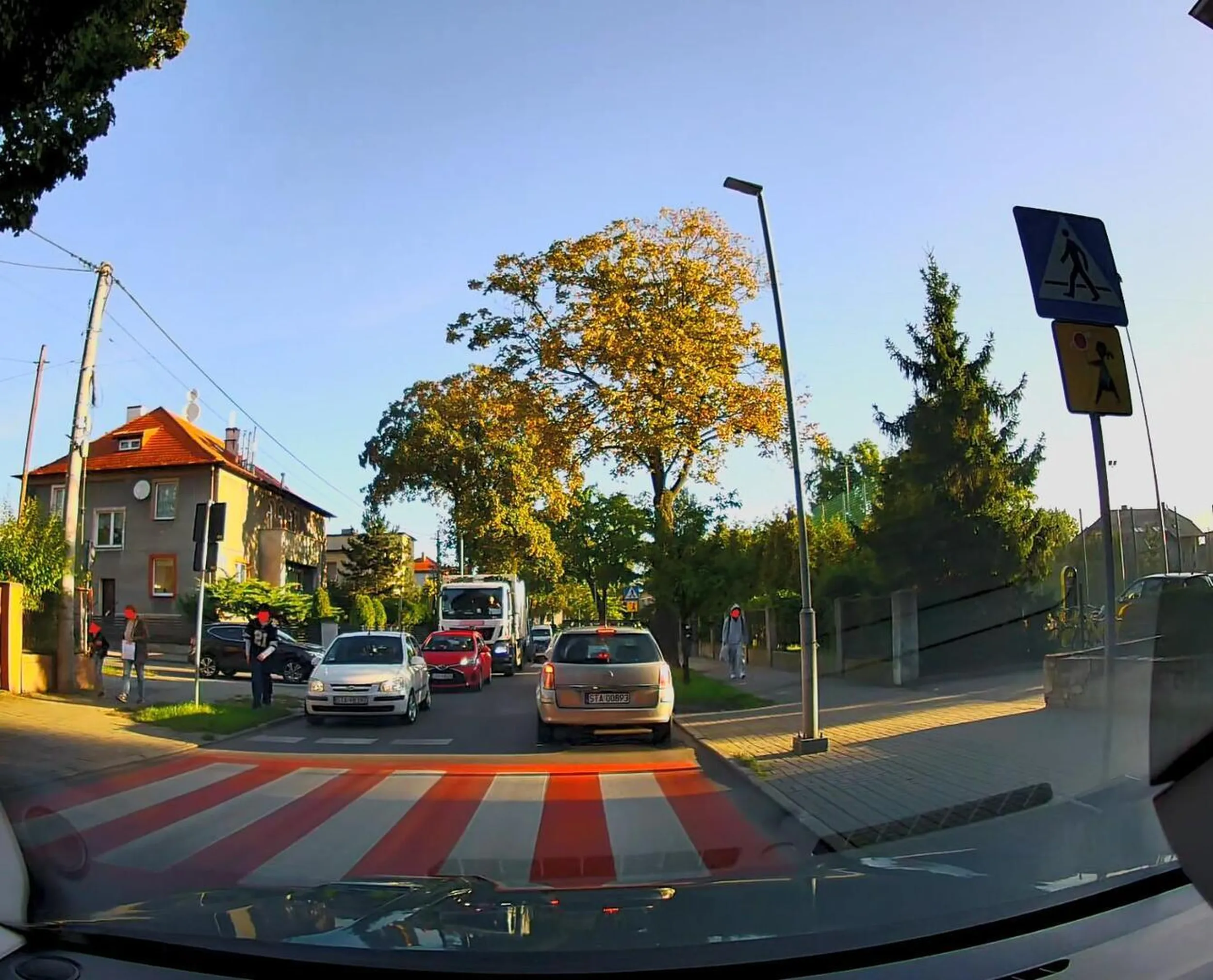 Blokuje całe skrzyżowanie żeby wypuścić pasażera centralnie przed przejściem dla pieszych.