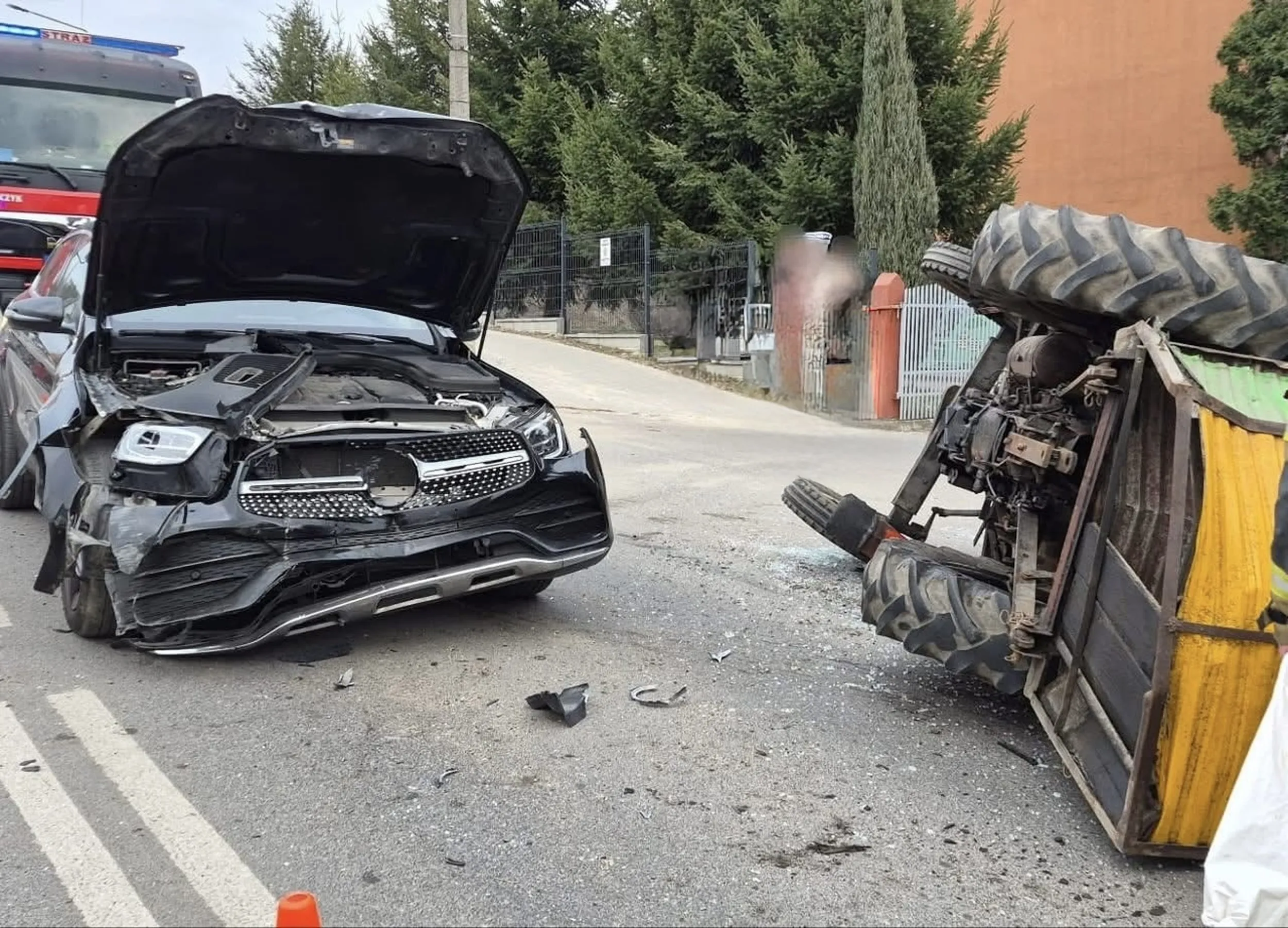 Tak się kończy wyprzedzanie na podwójnej ciągłej, na dodatek koło szkoły.