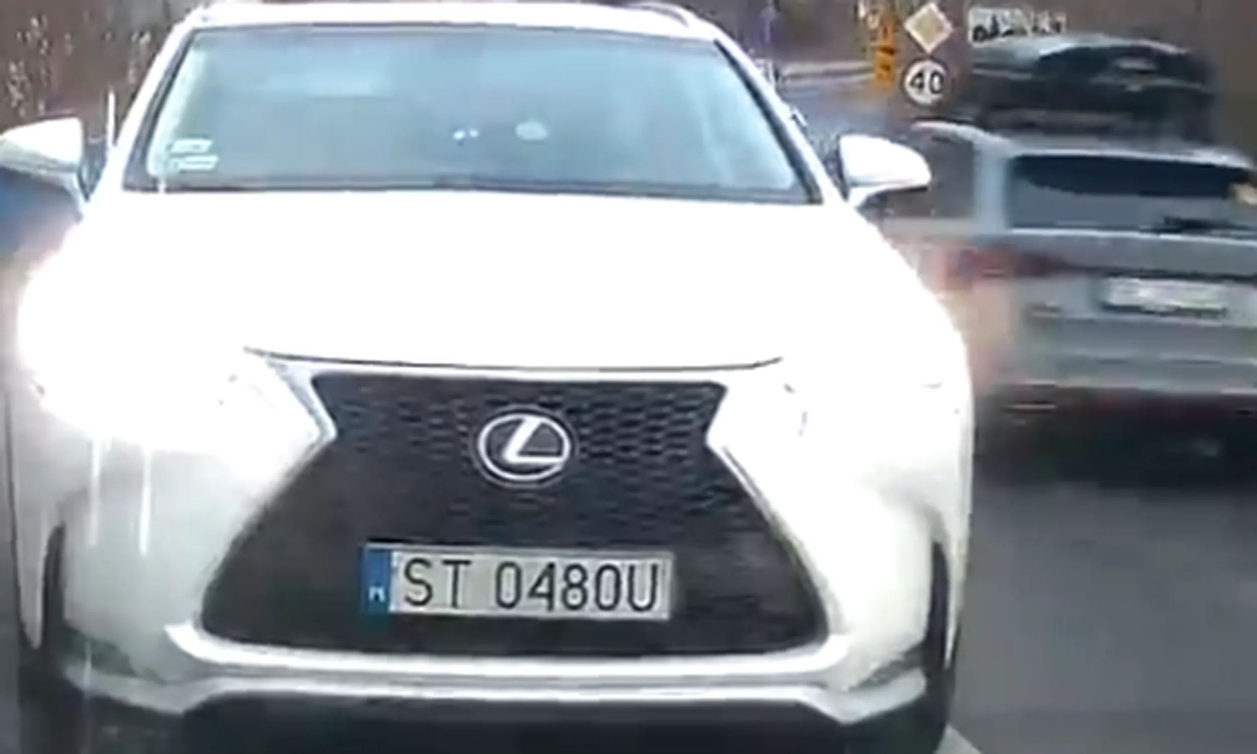 Naucz się bucu w strefie ograniczenia prędkości do 40 km/h jeździć 40 km/h i w bezpiecznej odległości od poprzedzających pojazdów. Na razie jesteś tępym gburem i chamem.