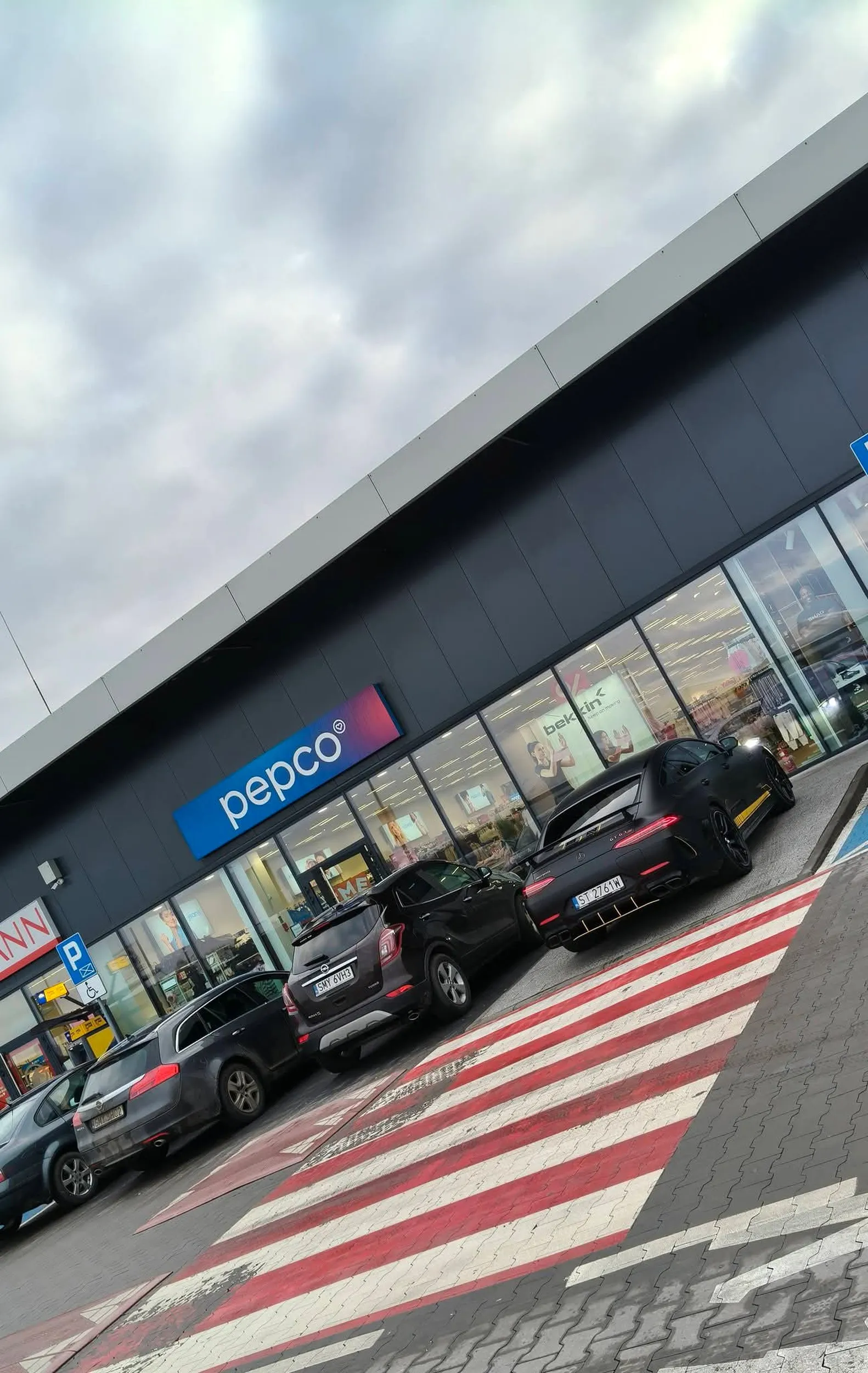 Jak by mógł to by wjechał do sklepu