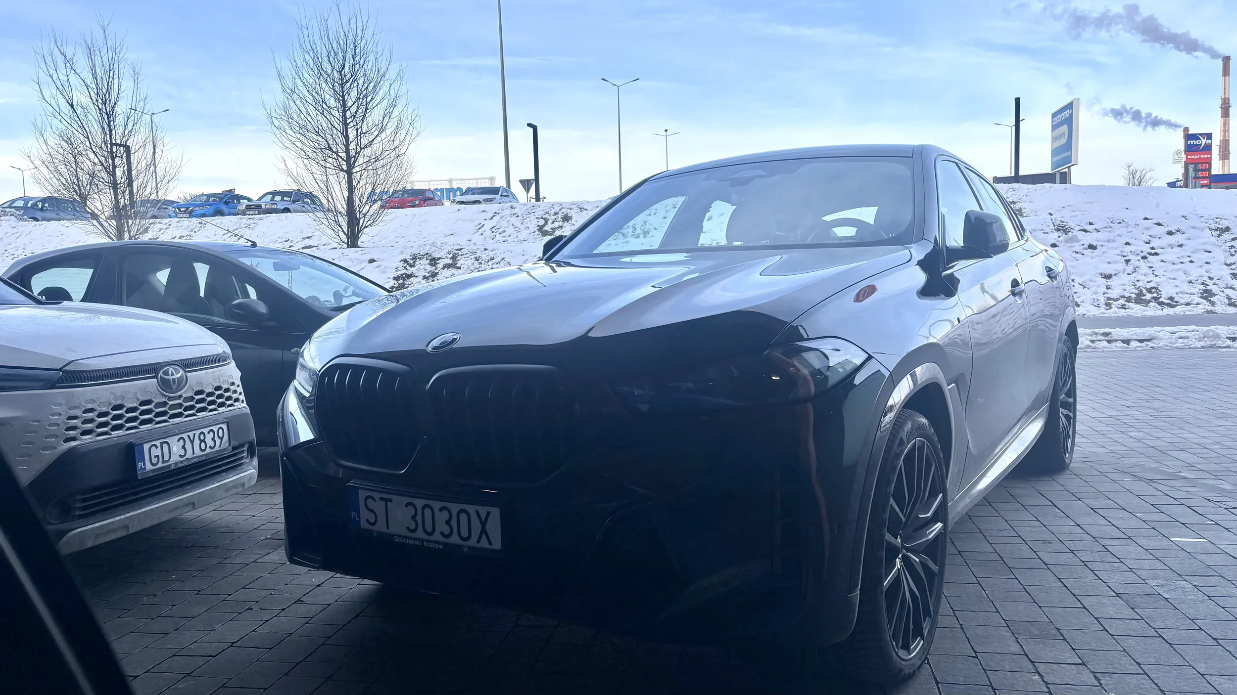 Dwa auta by się zmieściły ale gwiazda nie może poświecić 5 sekund na manewrowanie.