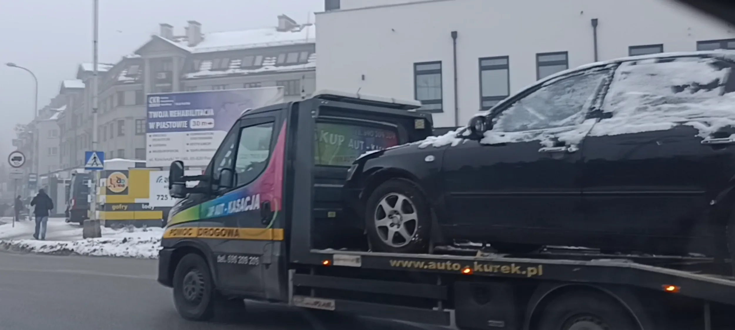 Bydło za kierownicą wymusiło pierwszeństwo przejazdu i wjechało z impetem przed moją maskę na rondzie w Piastowie. Musiałem się zatrzymać aby nie było wypadku.