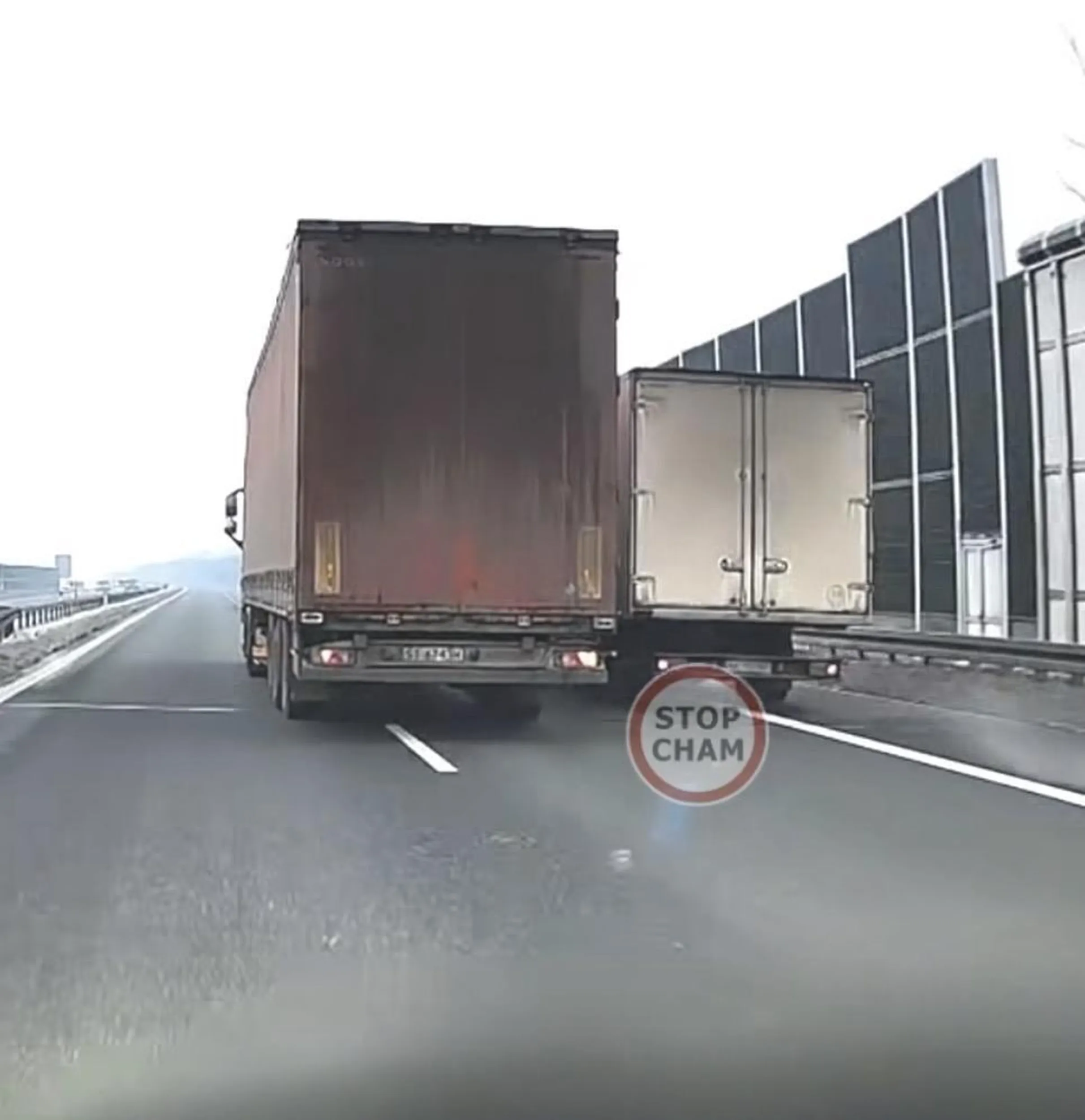 Gość ma zerwany ganek. Chyba butelki miał pełne i nie miał gdzie się odlać jak próbował inne auto zepchnąć