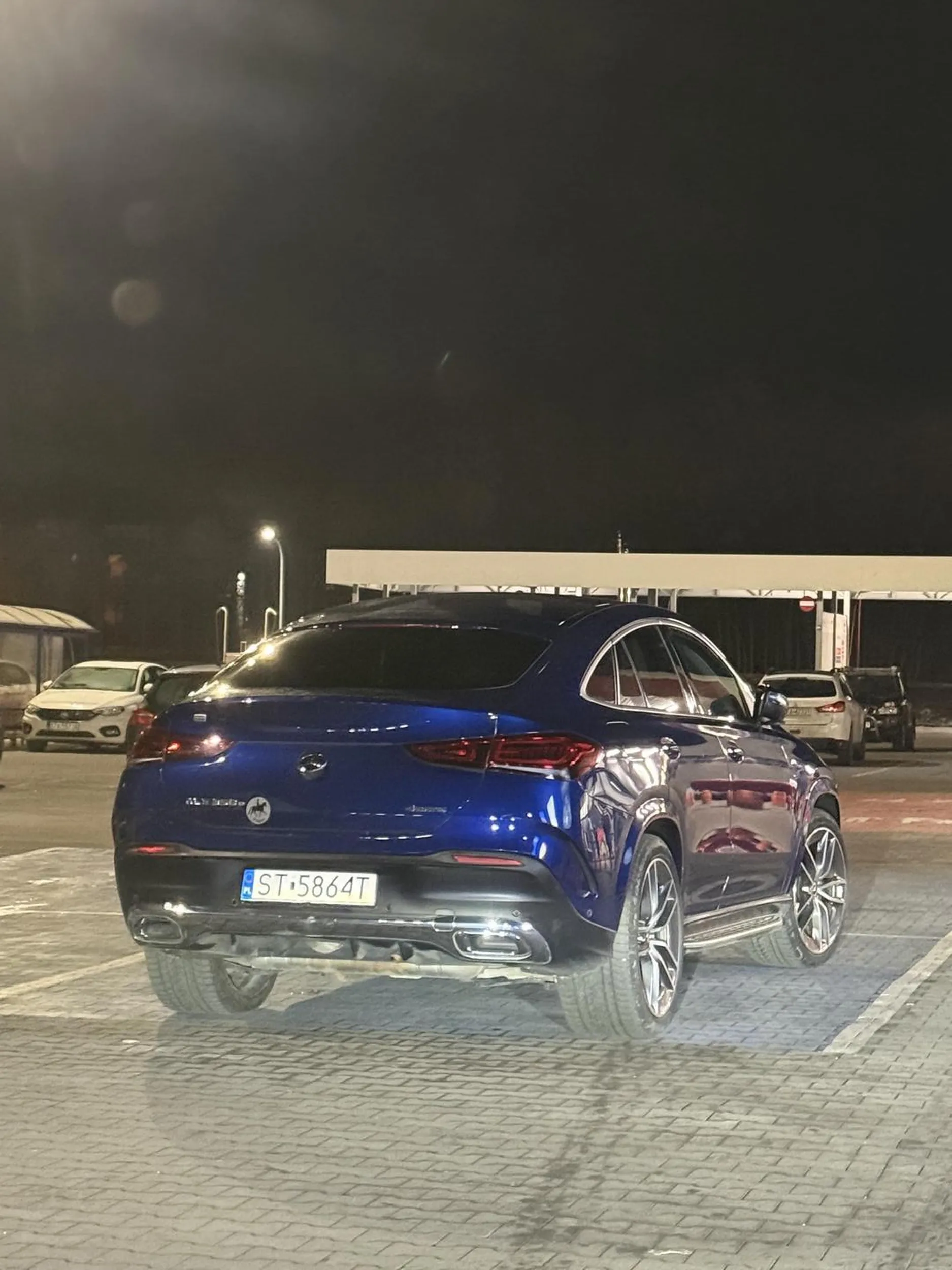 Fan parkowania na miejscu dla niepełnosprawnych.