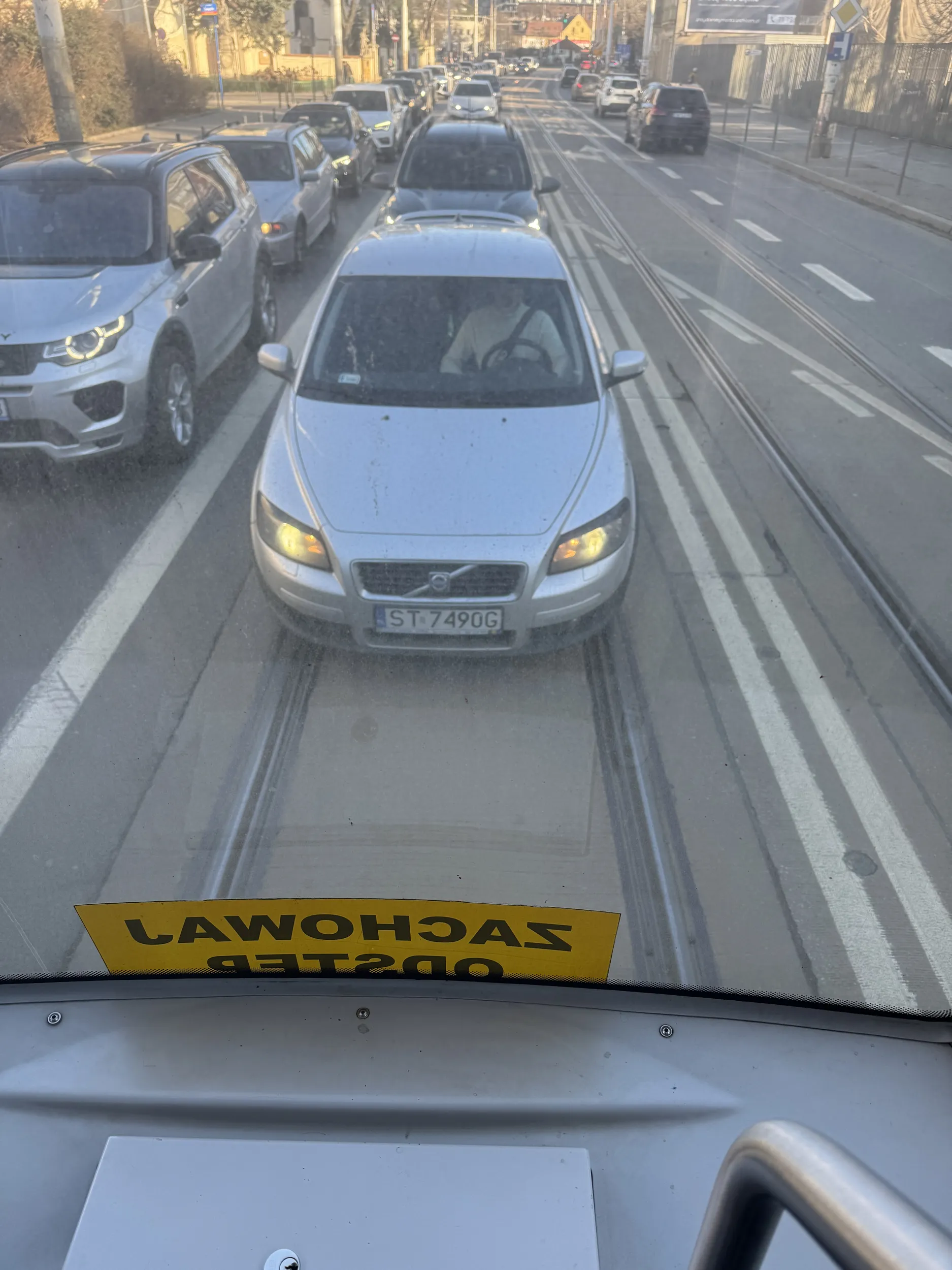 Wpierdala sie na bus pas i robi dziwne rzeczy pod kierownicą