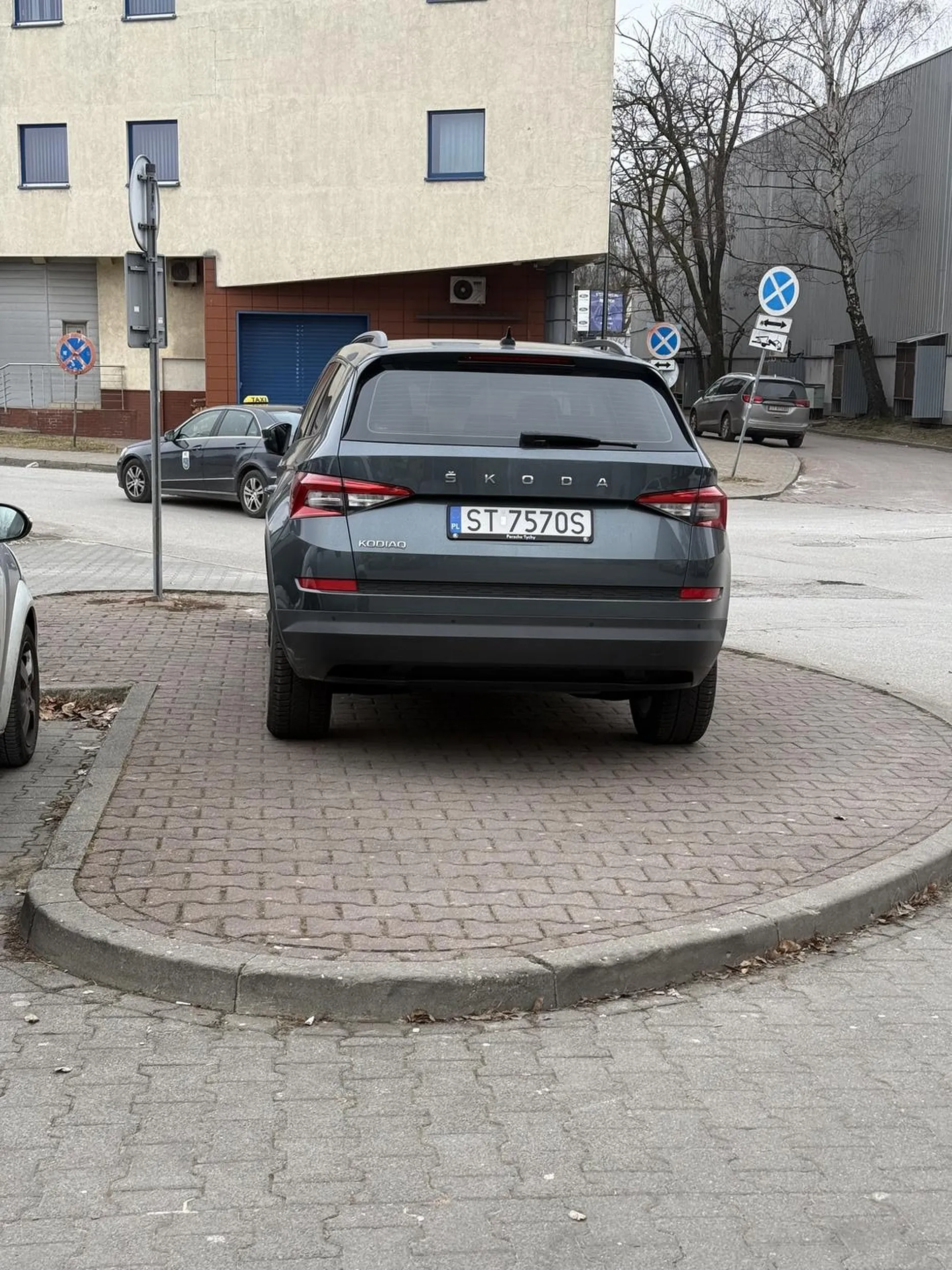 Ja rozumiem ze na sprzedaz ale fajnie by bylo gdybys nie zajmowal chodnika :)