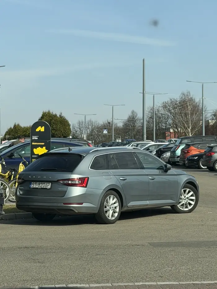 Parkuje gdzie popadnie i utrudnia przejazd innym