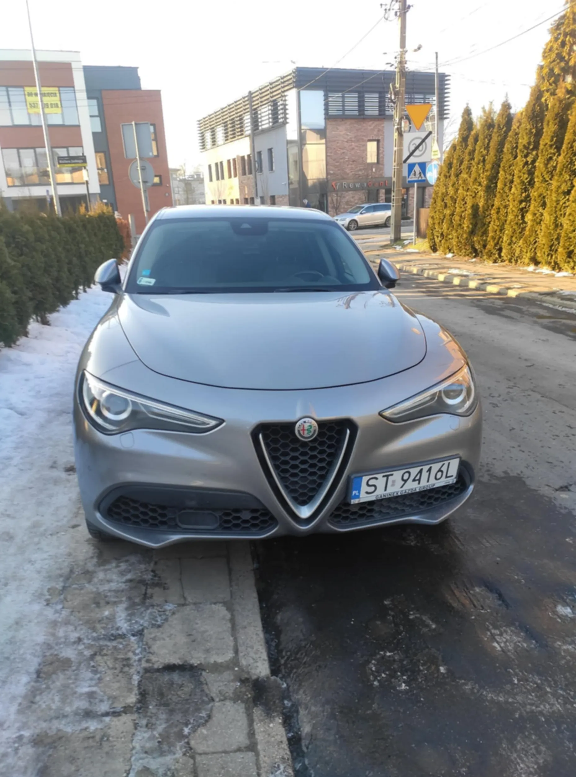 Cudowne parkowanie na zakazie + cudowne zostawienie miejsce dla pieszych. Mam nadzieję, że naklejka się podobała, parkuj częściej to dostaniesz więcej misiaczku ?