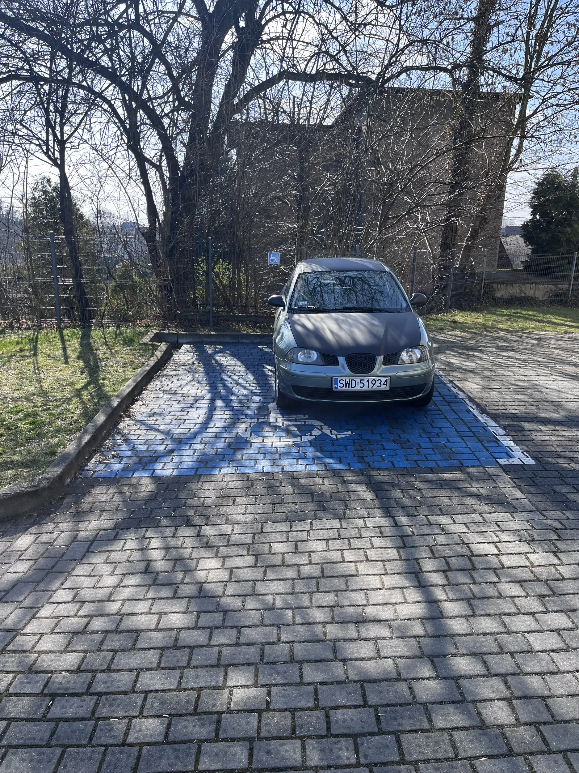 Kierowca seata zaparkował na miejscu dla niepełnosprawnych nie mając do tego prawa na terenie szkoły ,która jasno nie pozwala na takie zachowania