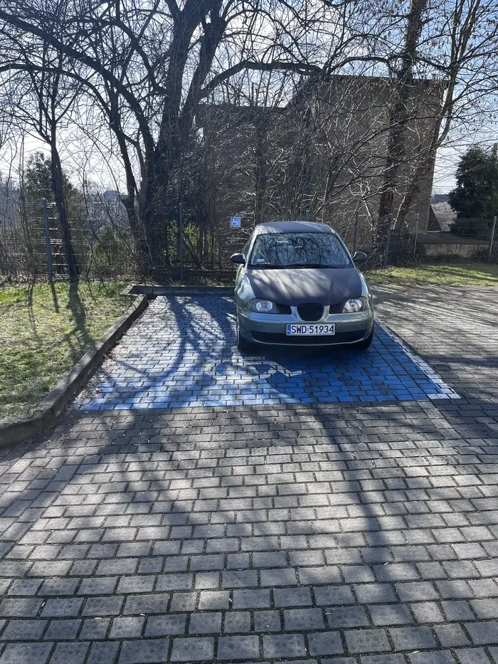 Kierowca seata zaparkował na miejscu dla niepełnosprawnych nie mając do tego prawa na terenie szkoły ,która jasno nie pozwala na takie zachowania