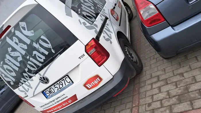 Pani w ciemnych włosach ewidentnie wygrała prawo jazdy w chipsach. Zaparkowała byle jak, zostawiając 2 wyjścia- albo na chamca otworzyć i zostawić wgniotkę, albo wchodzić od strony pasażera ?