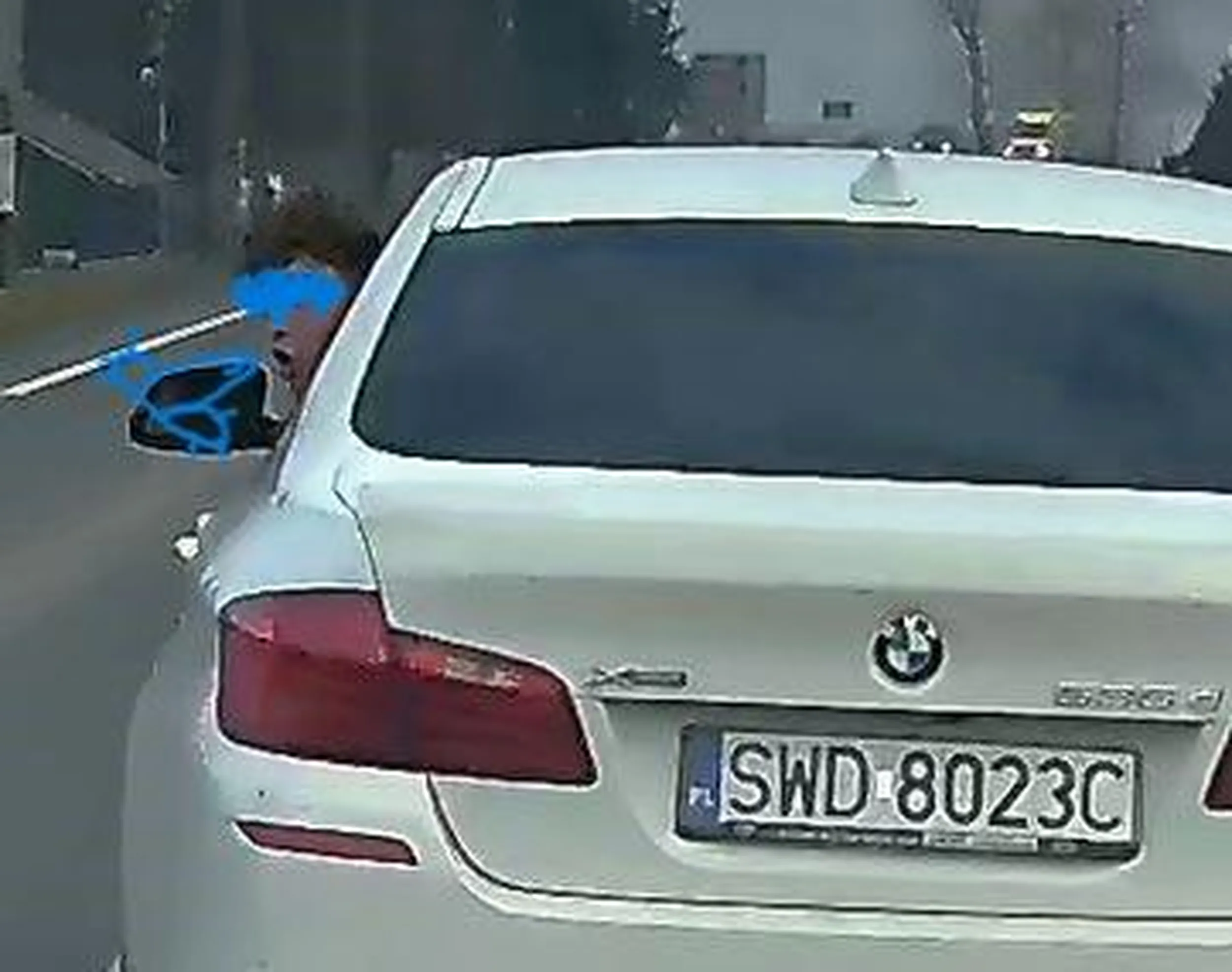 wyprzedza przed skrzyżowaniem i jeszcze ma wielkie pretensje