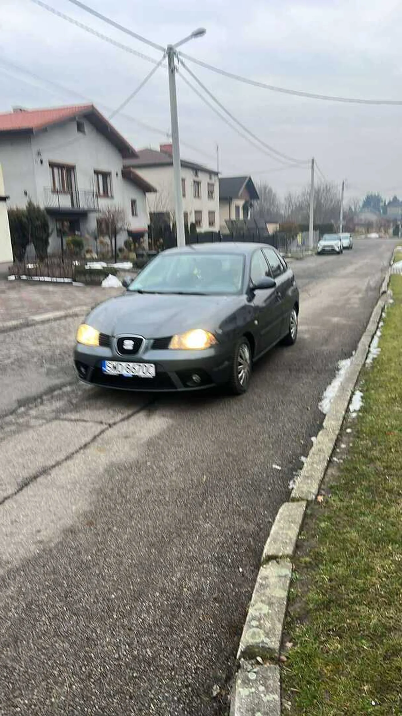 Pragnę wyrazić swój najgłębszy podziw dla fantazyjnej linii przejazdu owego kierowcy. Jego pogarda dla sztywnych ram przepisów ruchu drogowego oraz unikalna interpretacja pierwszeństwa przejazdu nadają podróży charakter iście ekstremalnego widowiska. Prawdziwy wirtuoz chaosu, który z gracją omija logikę