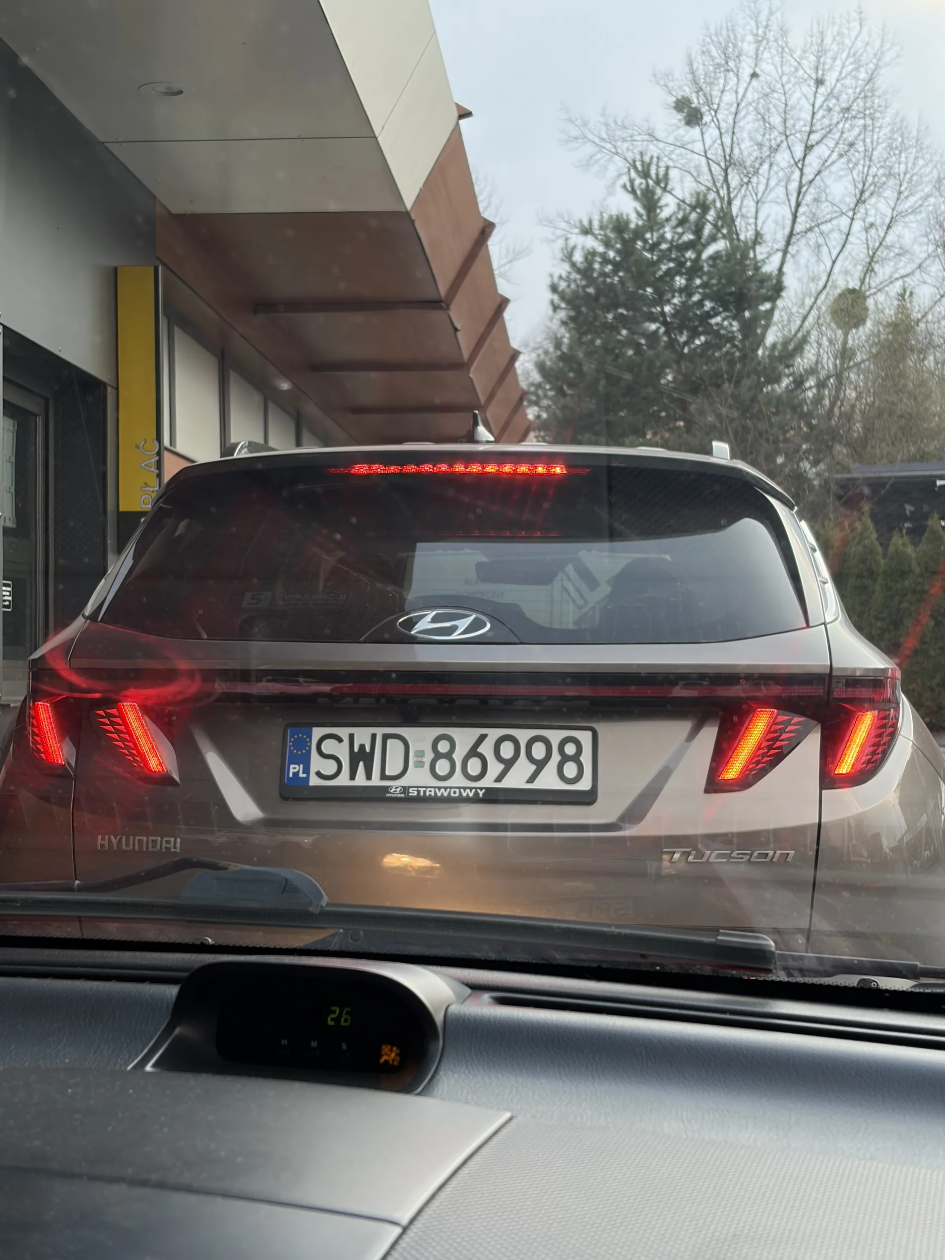 Czy Blondi wie jak się jeździ? I co to znaczy kolejka? A nie jeździ jak cham, widać że SWD. I samochód wiezie deb..a nie pozdrawiam.