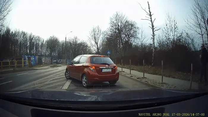 stary ślepy moher wymusza pierwszeństwo żeby potem złamać znowu przepisy i zawracać na linii ciągłej i powierzchni wyłączonej z ruchu