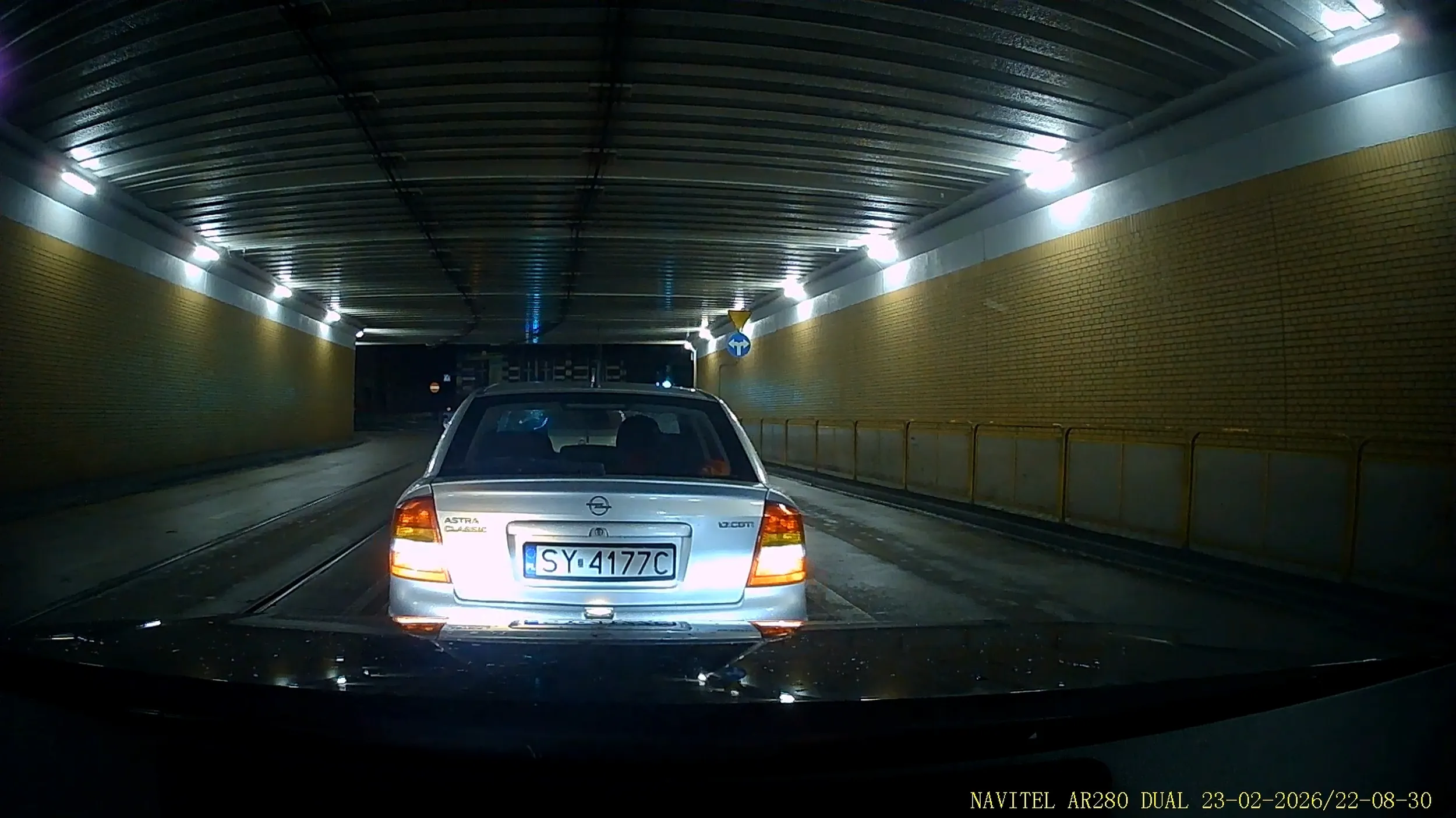 wlecze się ledwo 30km/h specjalnie hamuje nie używa kierunkowskazów trąbi i macha łapskami jak naćpany