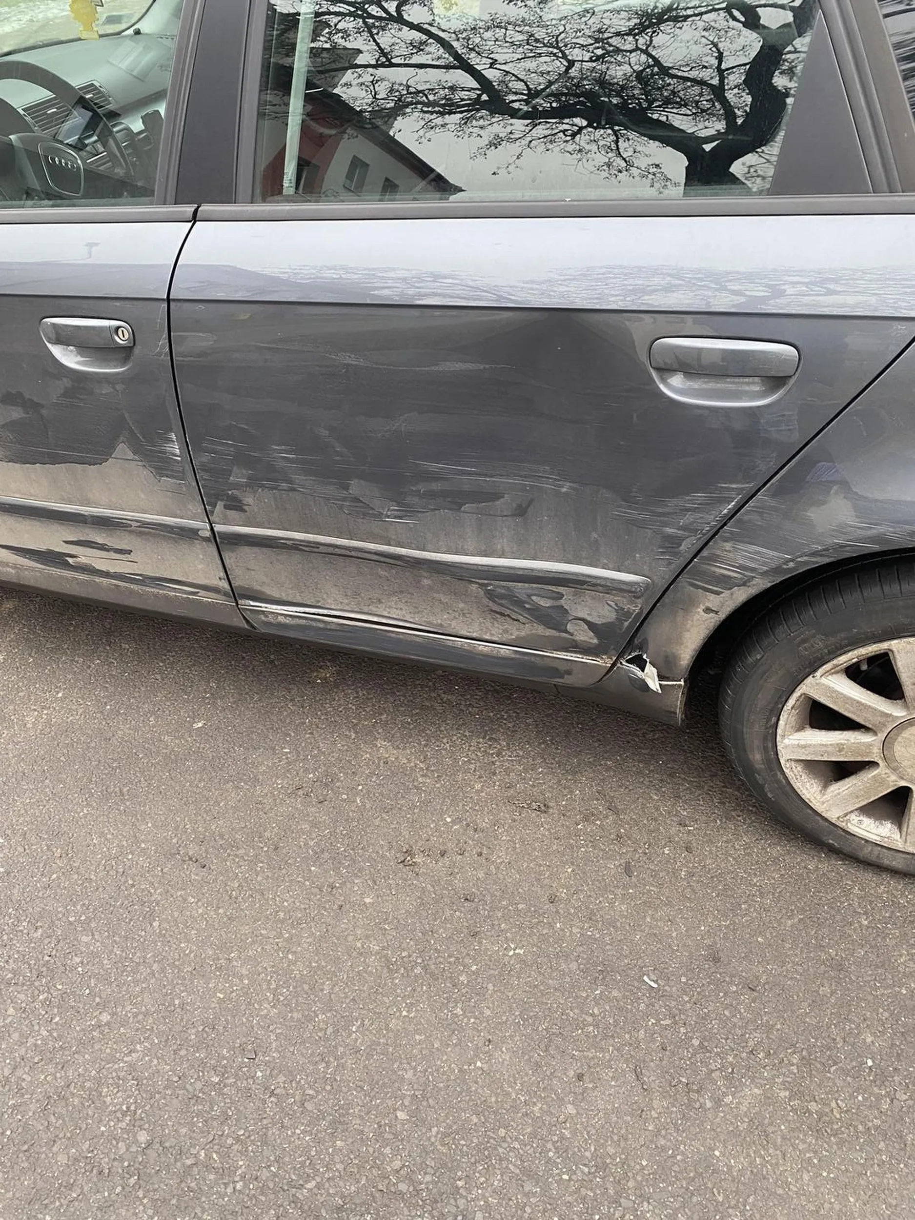 uszkodzić auto i ucieczka! Ciekawe po co uciekał?