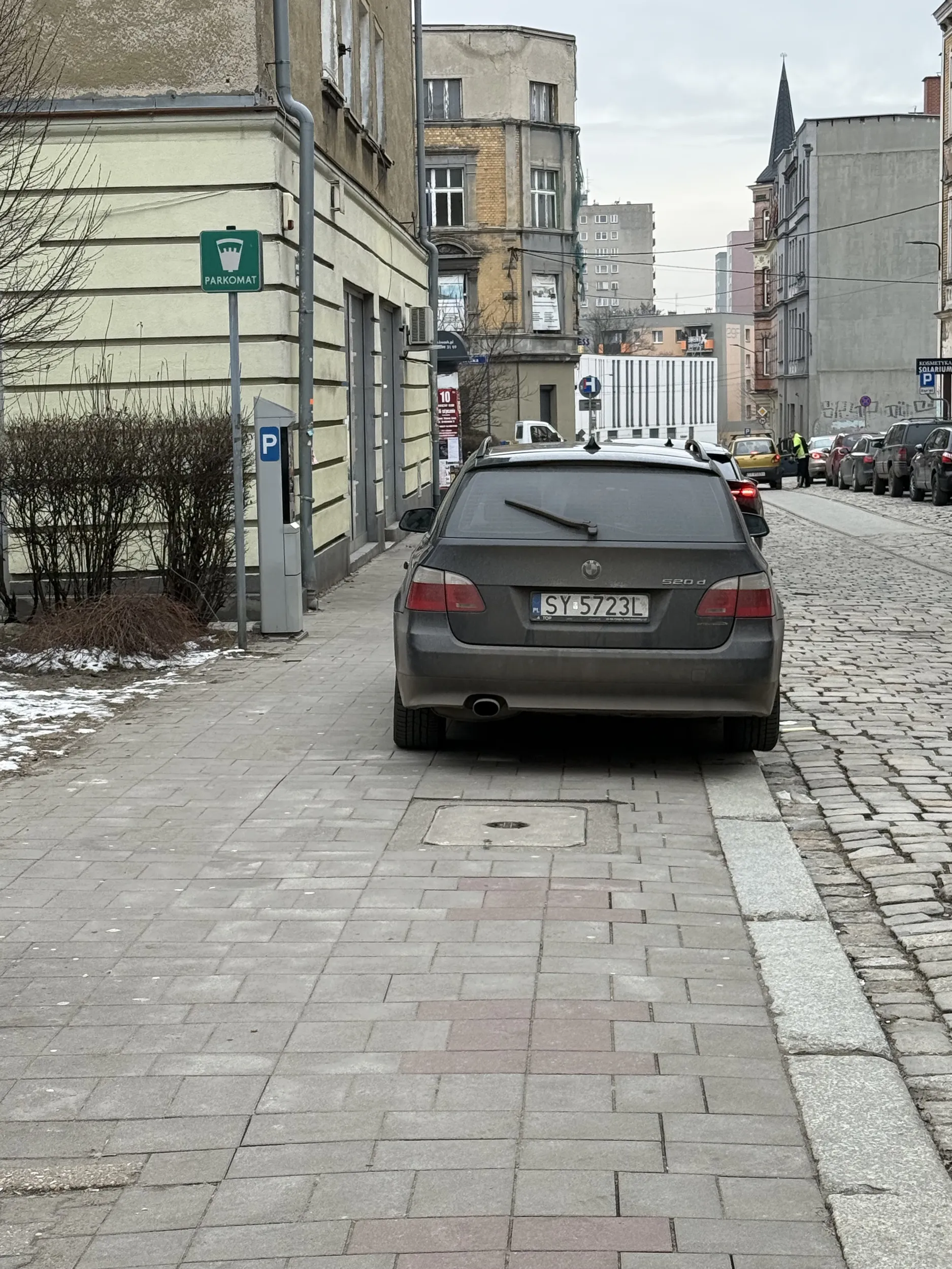 Dziad zajął chodnik, bo nie chce mu się szukać miejsca wolnego. Po znaczku na samochodzie widać, że ktoś nie ma wyobraźni