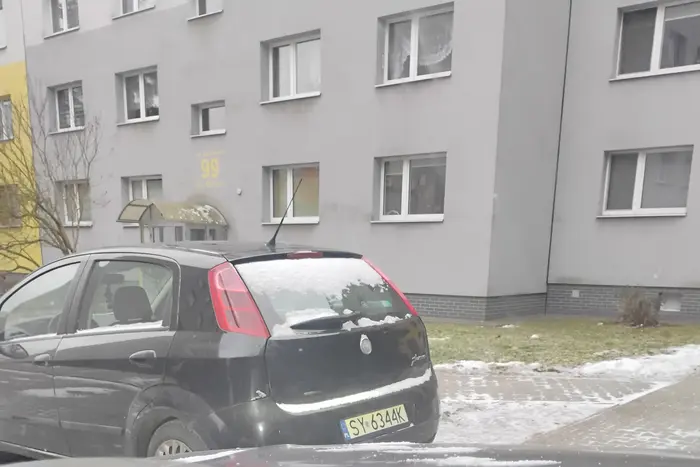 Porzucony samochód stoi na drodze i trawie utrudniając przejazd i swobodne korzystanie z parkingu