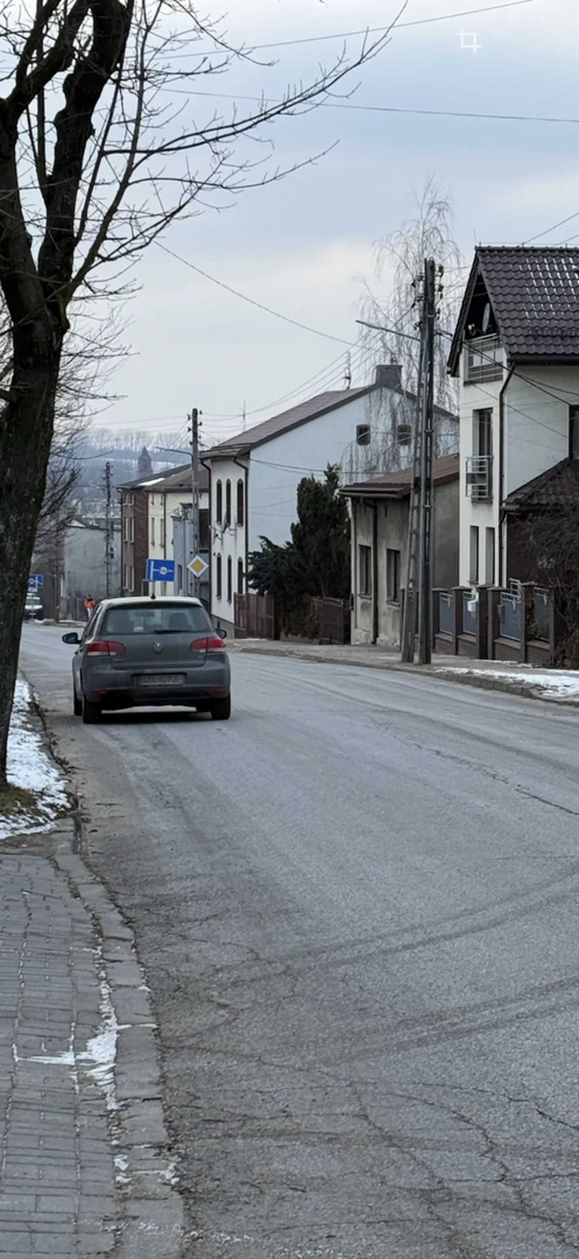 Ten osobnik chyba pomylił pasy ruchu i myśli że jest w anglii
