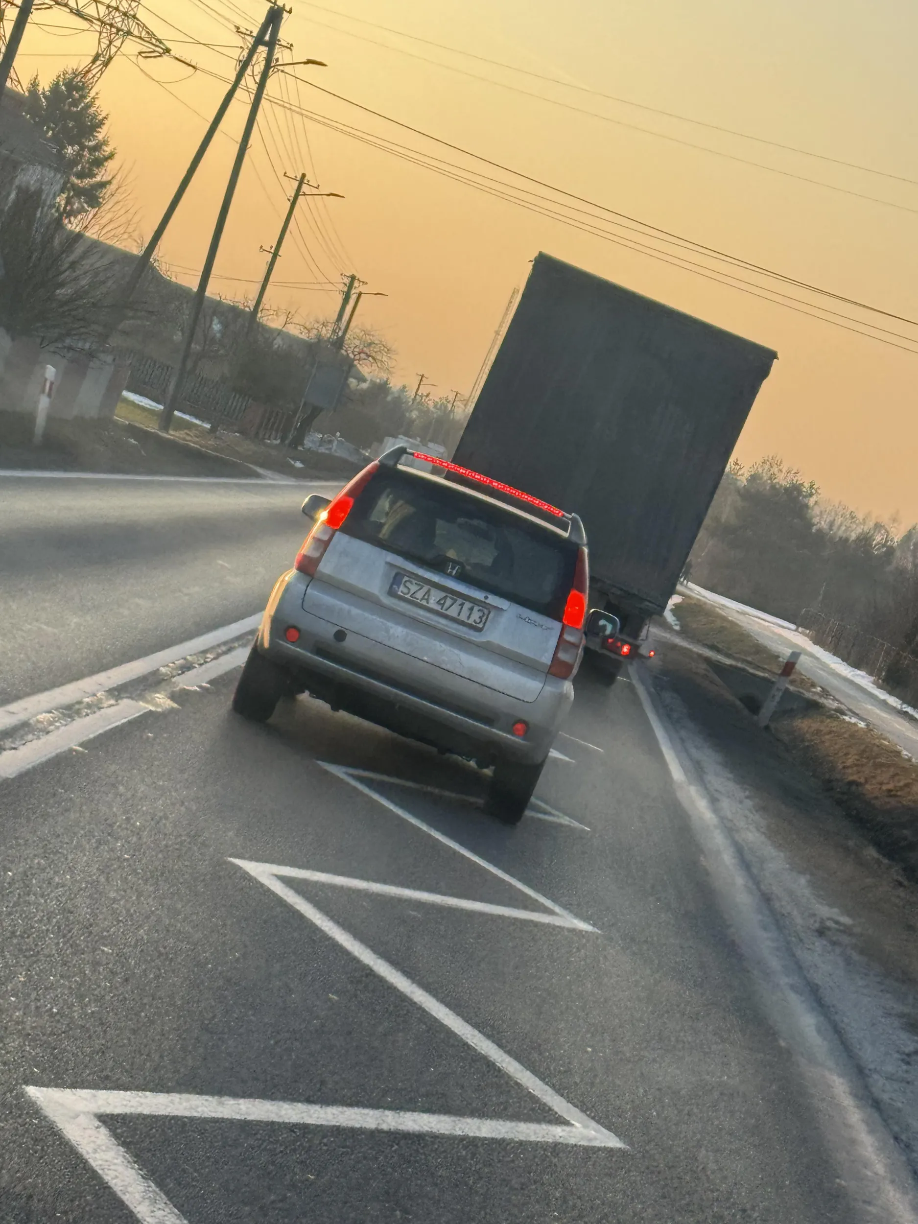 Ciota z Zawiercia która wyprzedza w zabudowanym wciska się między mnie a ciężarówkę a jak ma niezabudowane to jest wystraszony jechać więcej niż 70