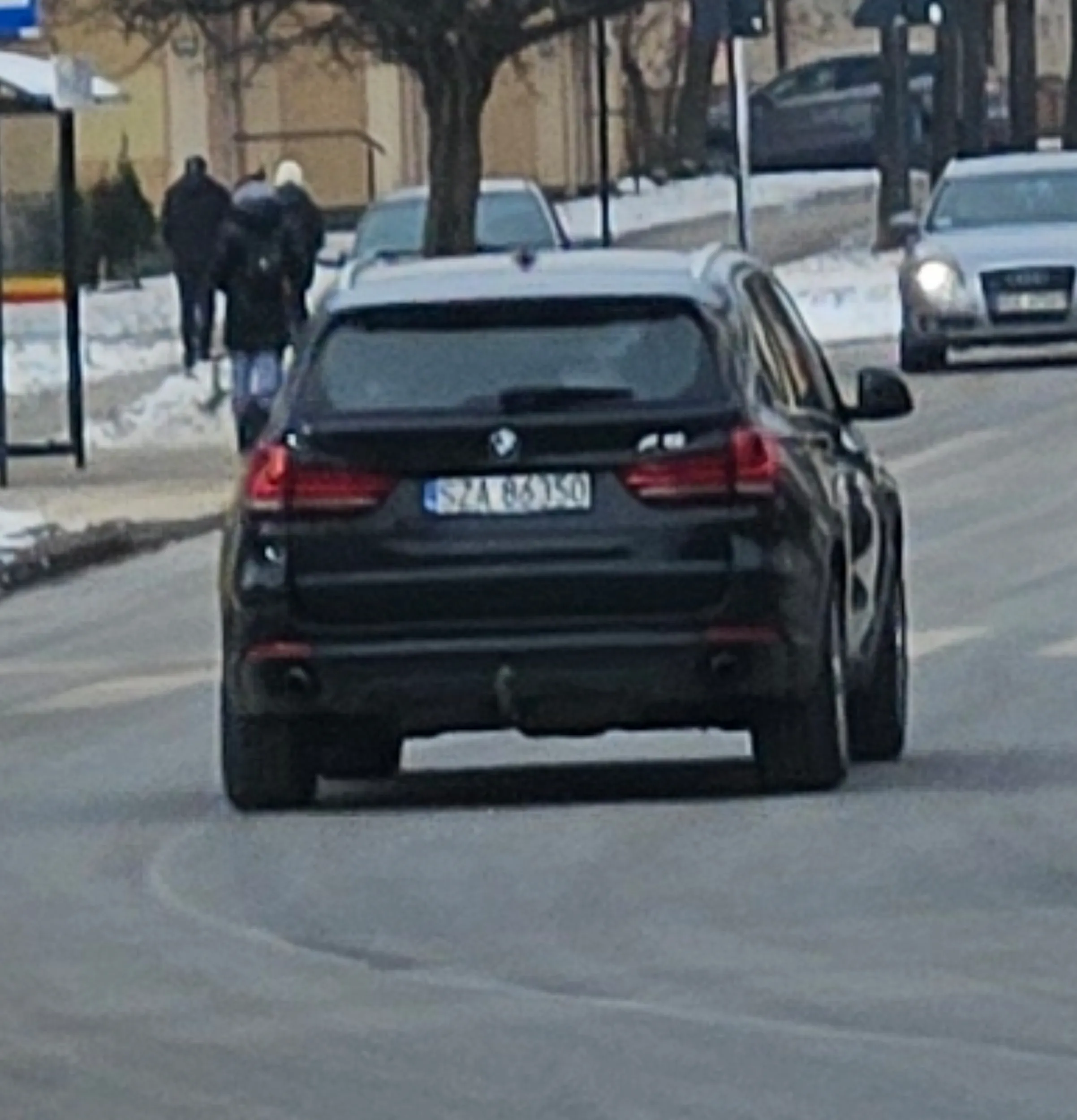 Niszczy trawniki, bo nie umie samochodem manewrować