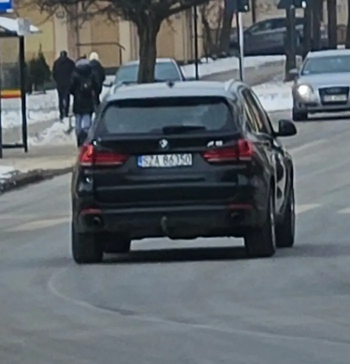 Niszczy trawniki, bo nie umie samochodem manewrować