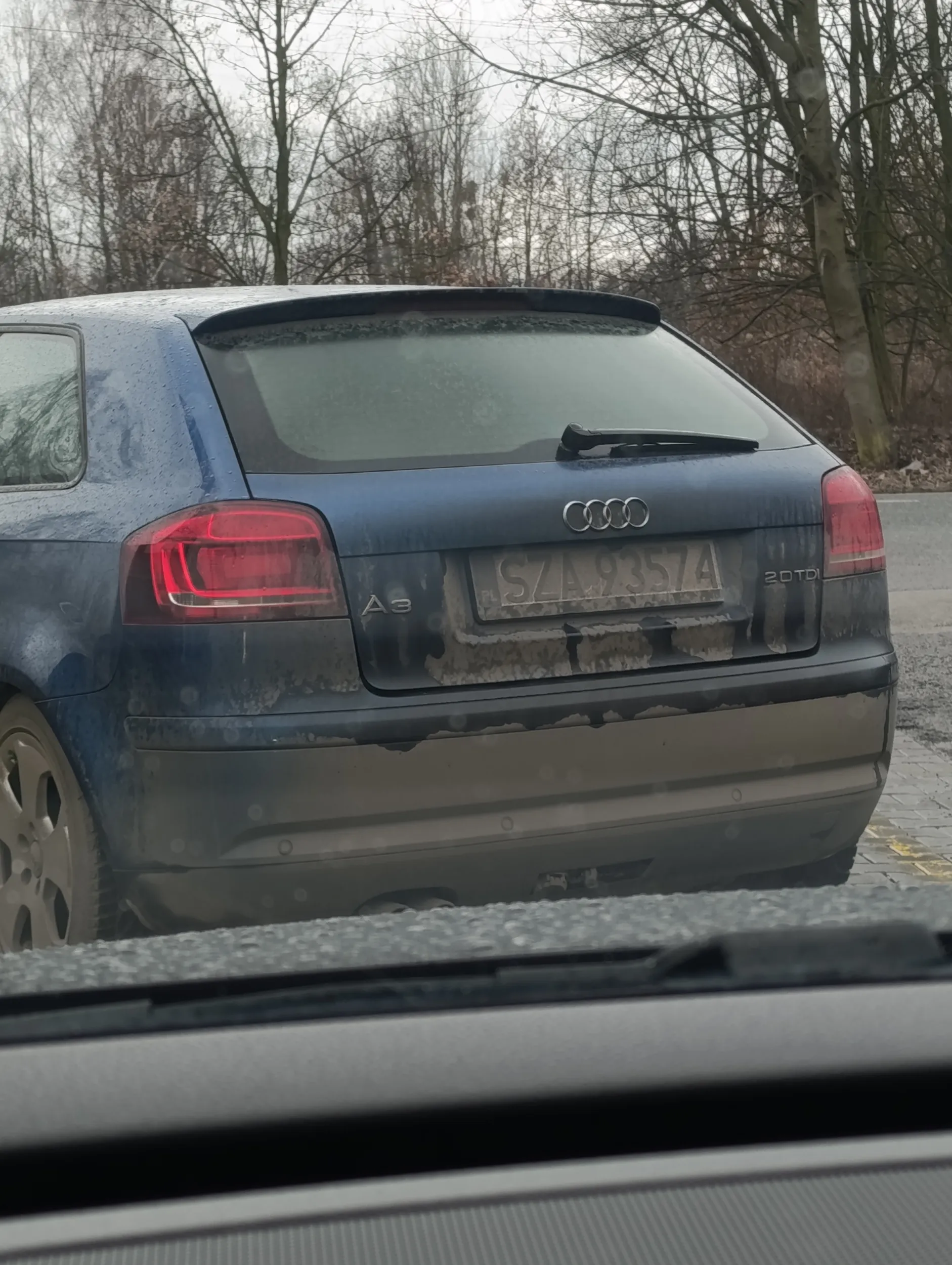 Weź chłopie napraw tego grata, bo nie da się stać za tobą. Wali strasznie, jak nie stać na utrzymanie i naprawy to się na rower przesiądź łysy mały puloku.