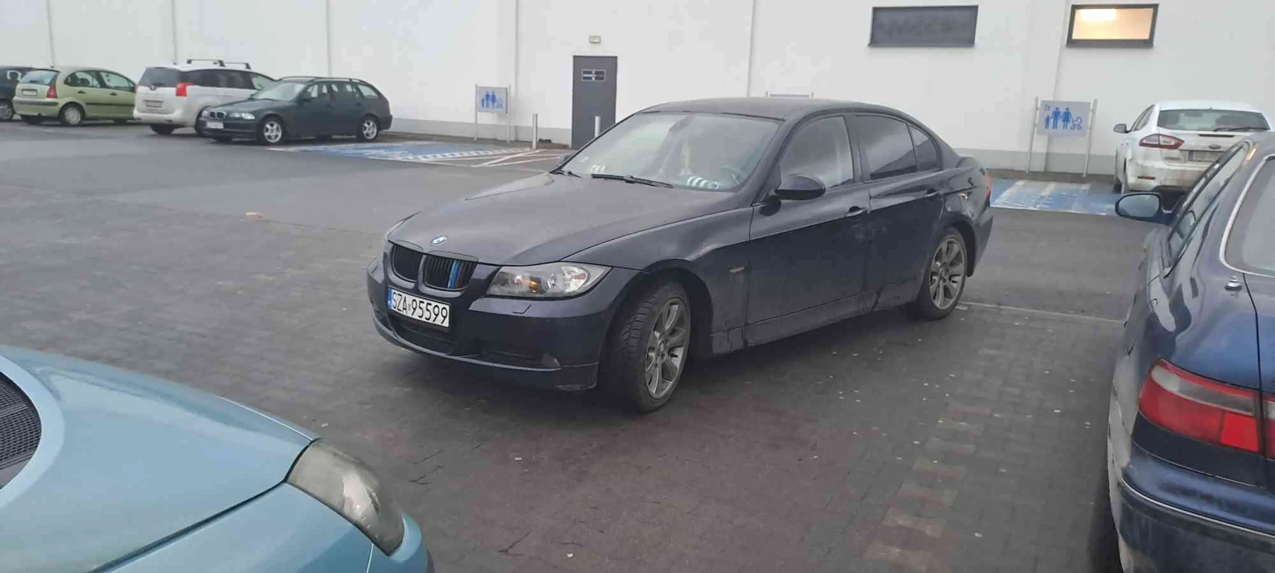 Piękne parkowanie, proszę pani. Wystarczyło tylko podjechać jeszcze metr do przodu.