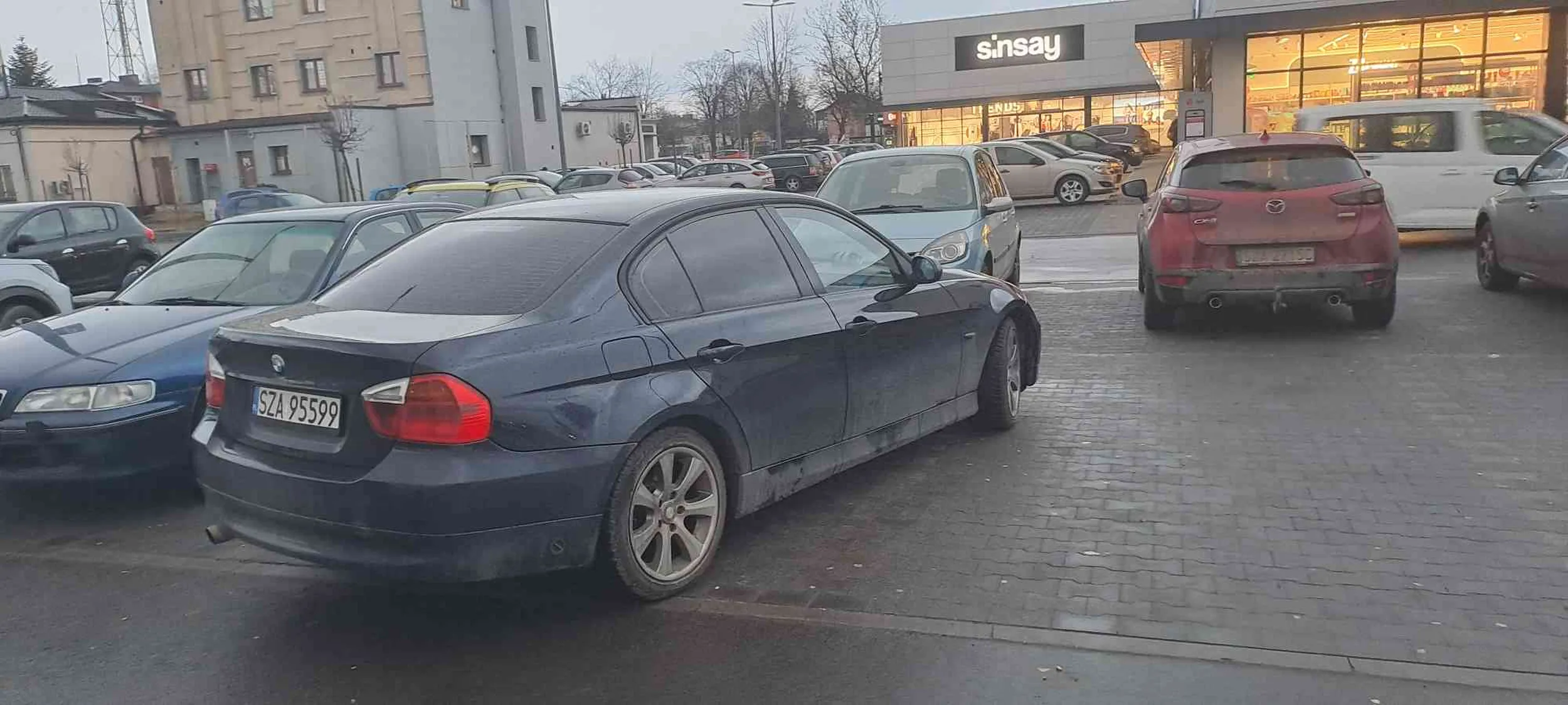Piękne parkowanie, proszę pani. Wystarczyło tylko podjechać jeszcze metr do przodu.