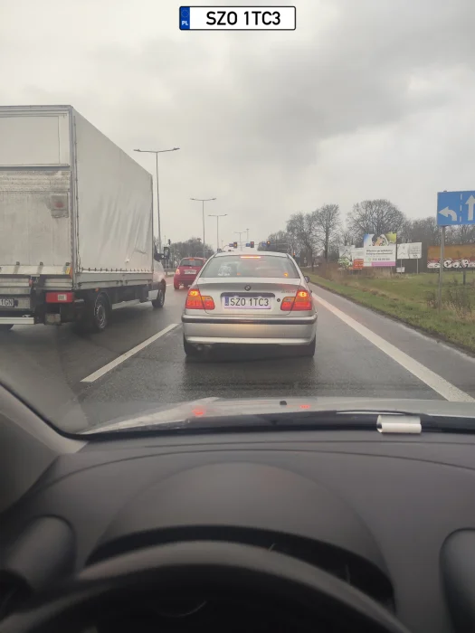 Ten SZOn rzuca pety na ulicę podczas jazdy. Fleja i brudas 