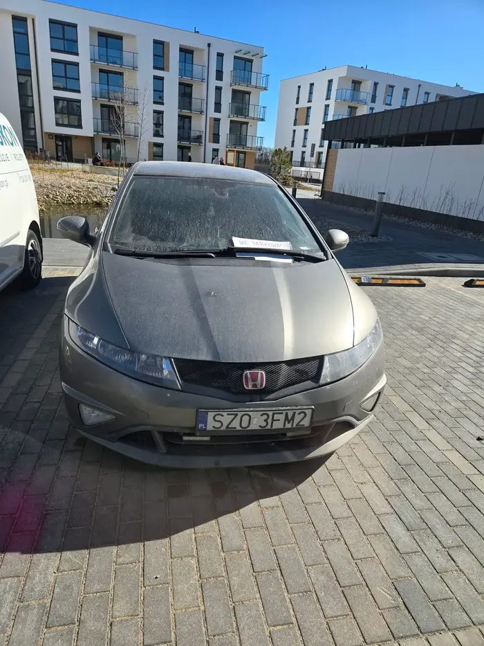 Od dwóch dni zajmuje cudze miejsce parkingowe w Pogórzu (Pomorskie)