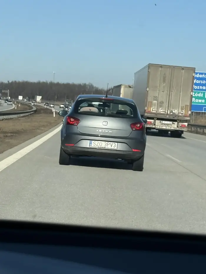 Serdecznie pozdrawiam śliczną blondynkę za kółkiem. Aż miło się patrzy jak kobieta tak dobrze jeździ