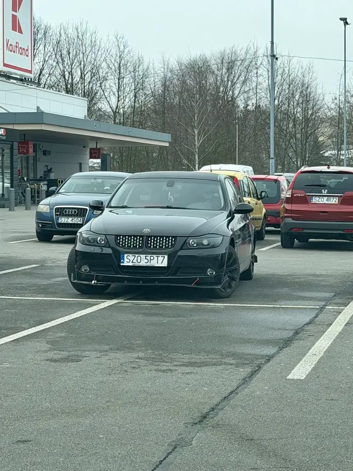 Możecie zazdrościć fury biedaki. Nówka z salonu i parkuje na 4 miejscach. Haha się gra się ma
