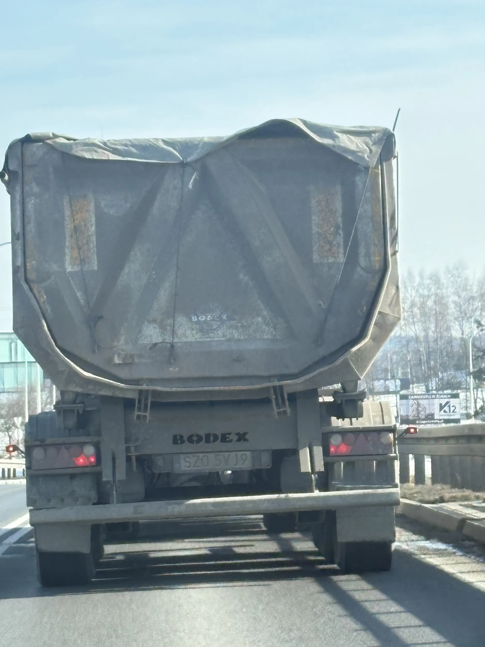 Wypadają Ci kamienie z tej wanny. Chcesz komuś kupować szybę?