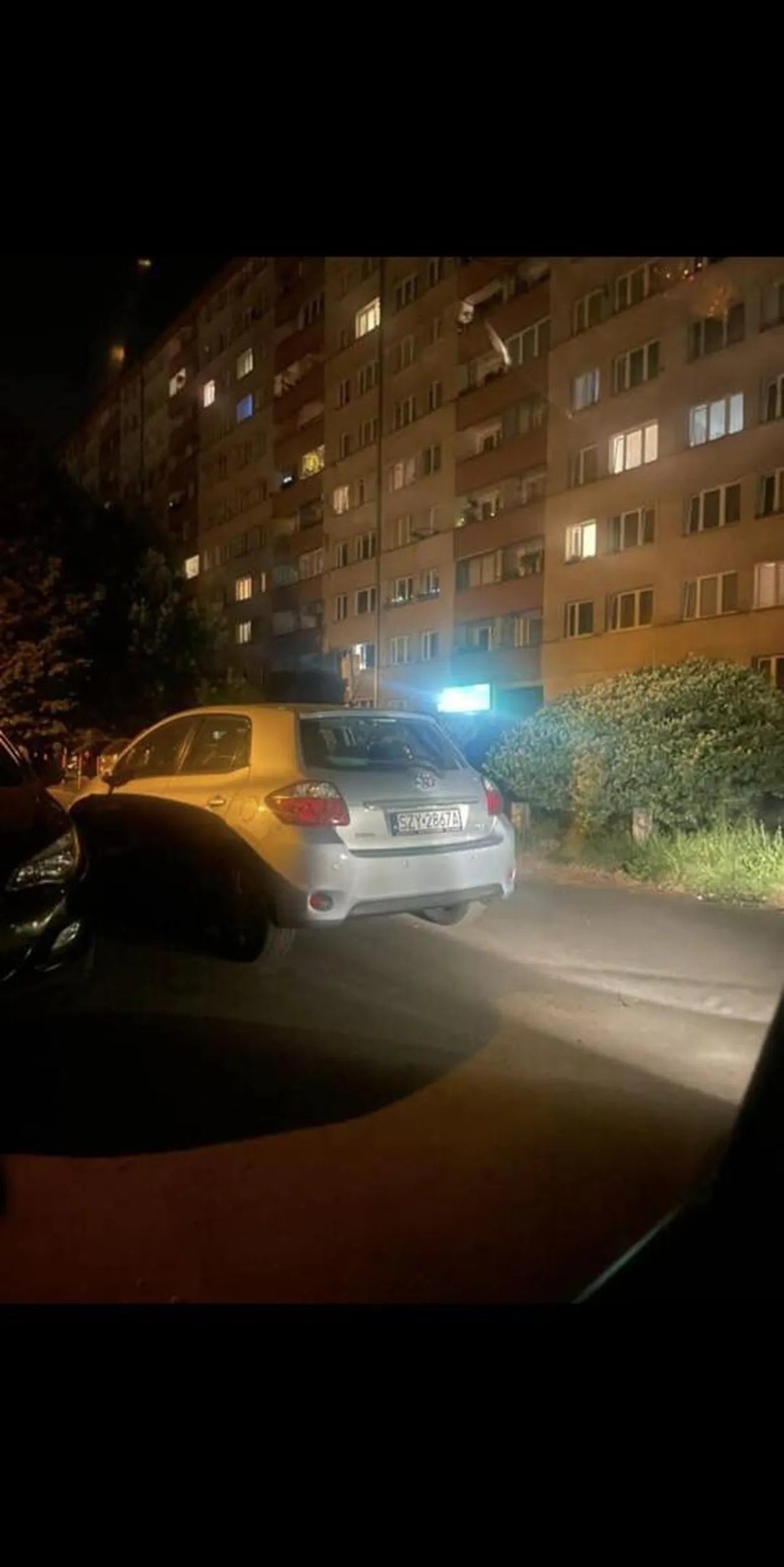 Cały wjazd i jednocześnie wyjazd parkingu zablokowany. Brawo! Jak ktoś będzie musiał do szpitala w nocy albo chciał poprostu wyjechać to nie może bo jaśnie pan to uniemożliwił a miejsc w okolicy mało