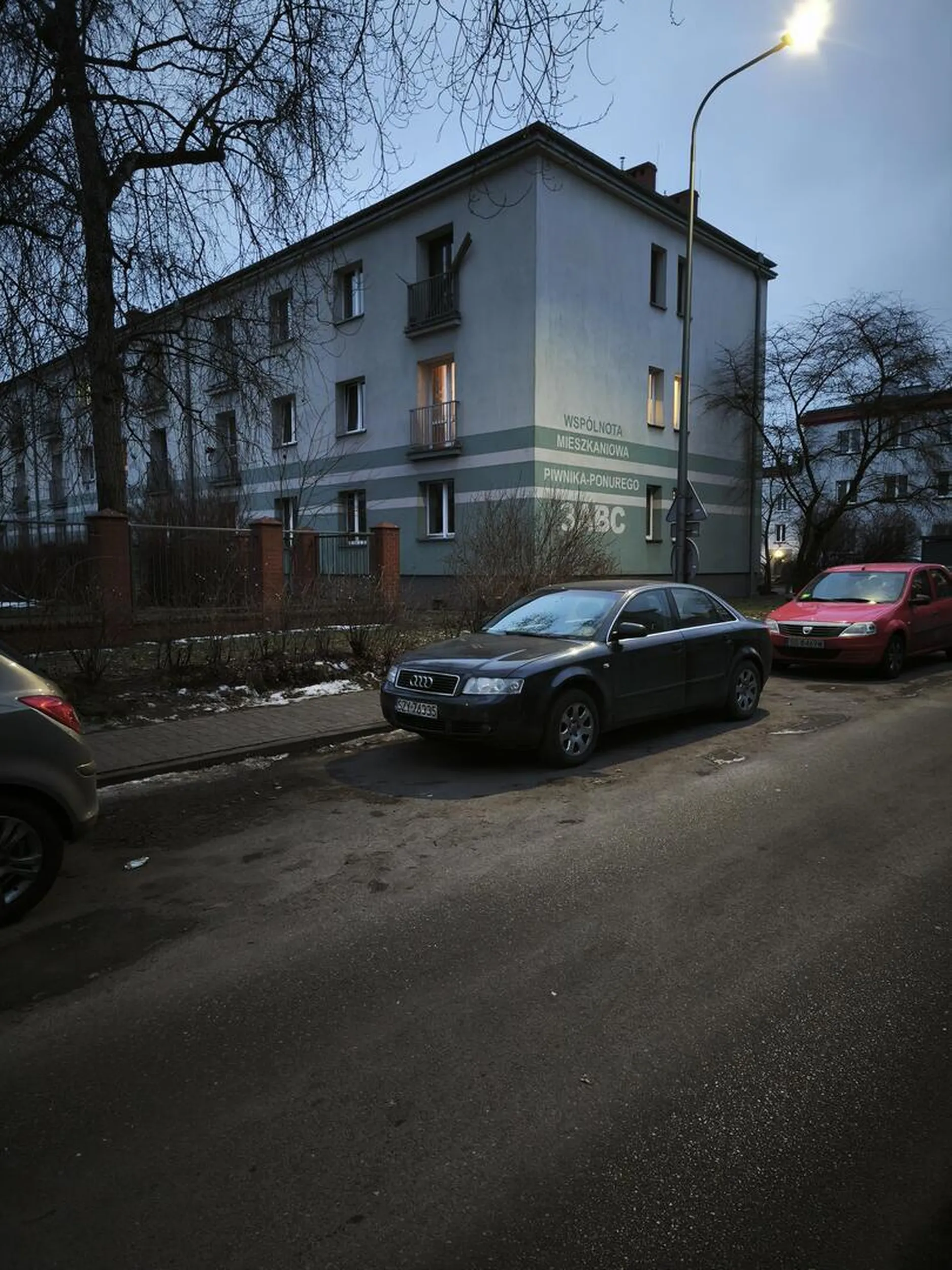 Nie ma to jak zająć dwa miejsca parkingowe jednym samochodem, tylko dlatego, że nie potrafi się parkować. Ale to góral niskopienny, więc czego ja wymagam.